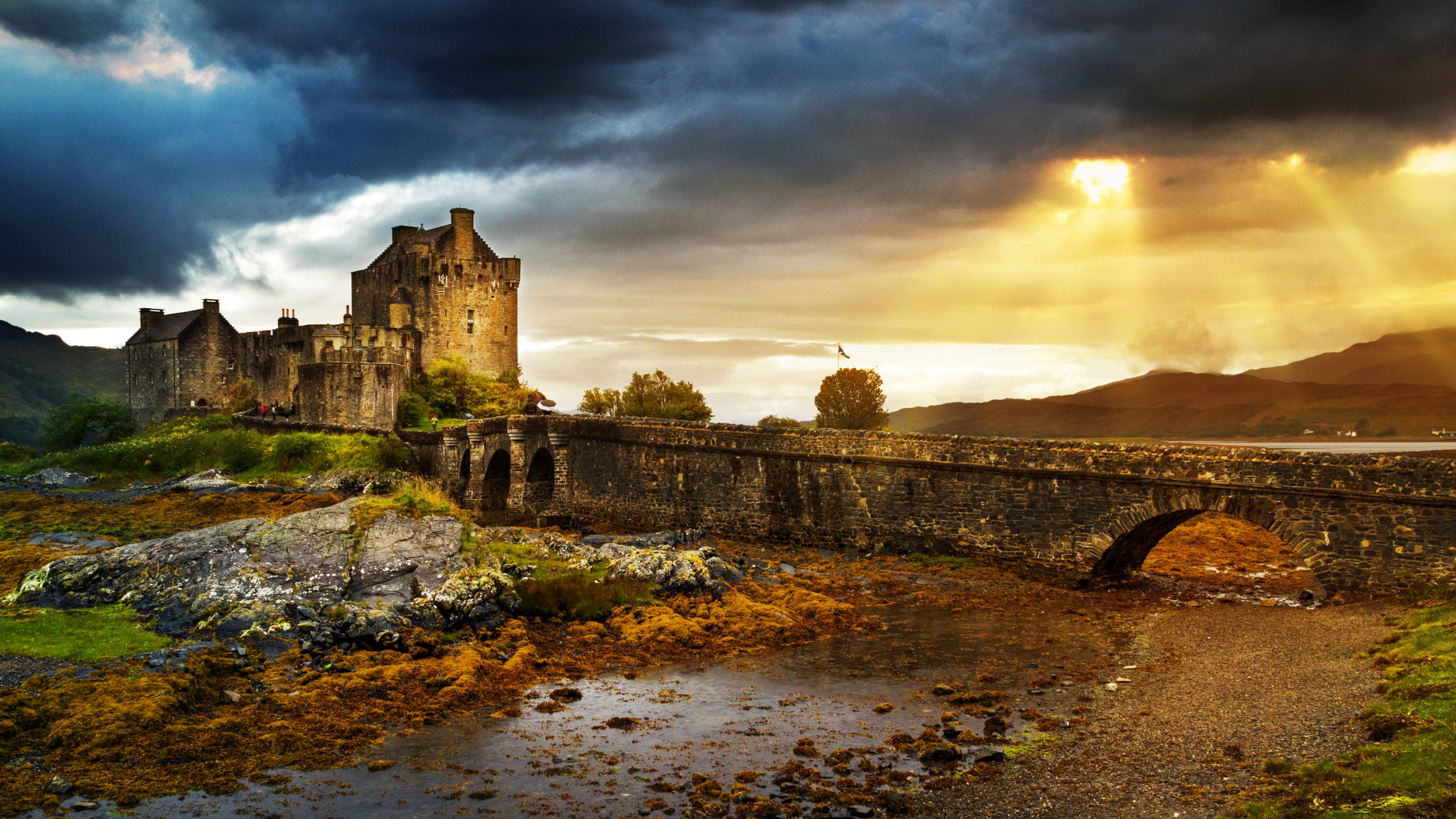 Castillo, El Castillo De Eilean Donan, la Luz Del Sol, Highland, Sitio Arqueológico. Wallpaper in 2560x1440 Resolution