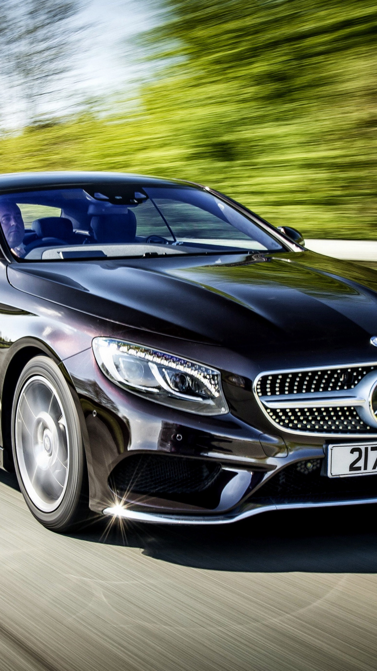 Schwarzes Mercedes Benz Coupé Tagsüber Unterwegs. Wallpaper in 750x1334 Resolution