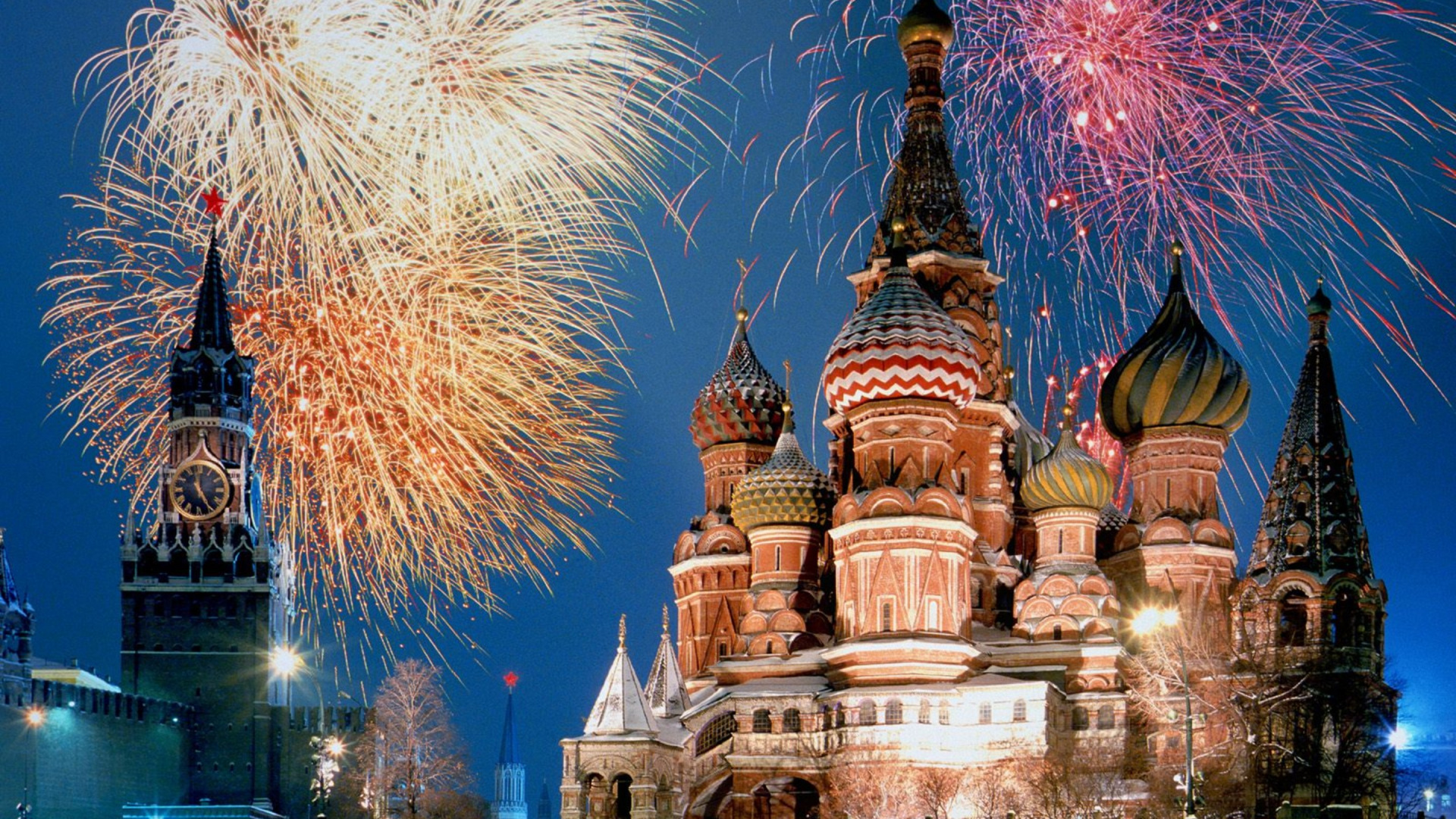 Edificio de Hormigón Marrón y Azul Bajo un Cielo Azul Durante el Día. Wallpaper in 1920x1080 Resolution