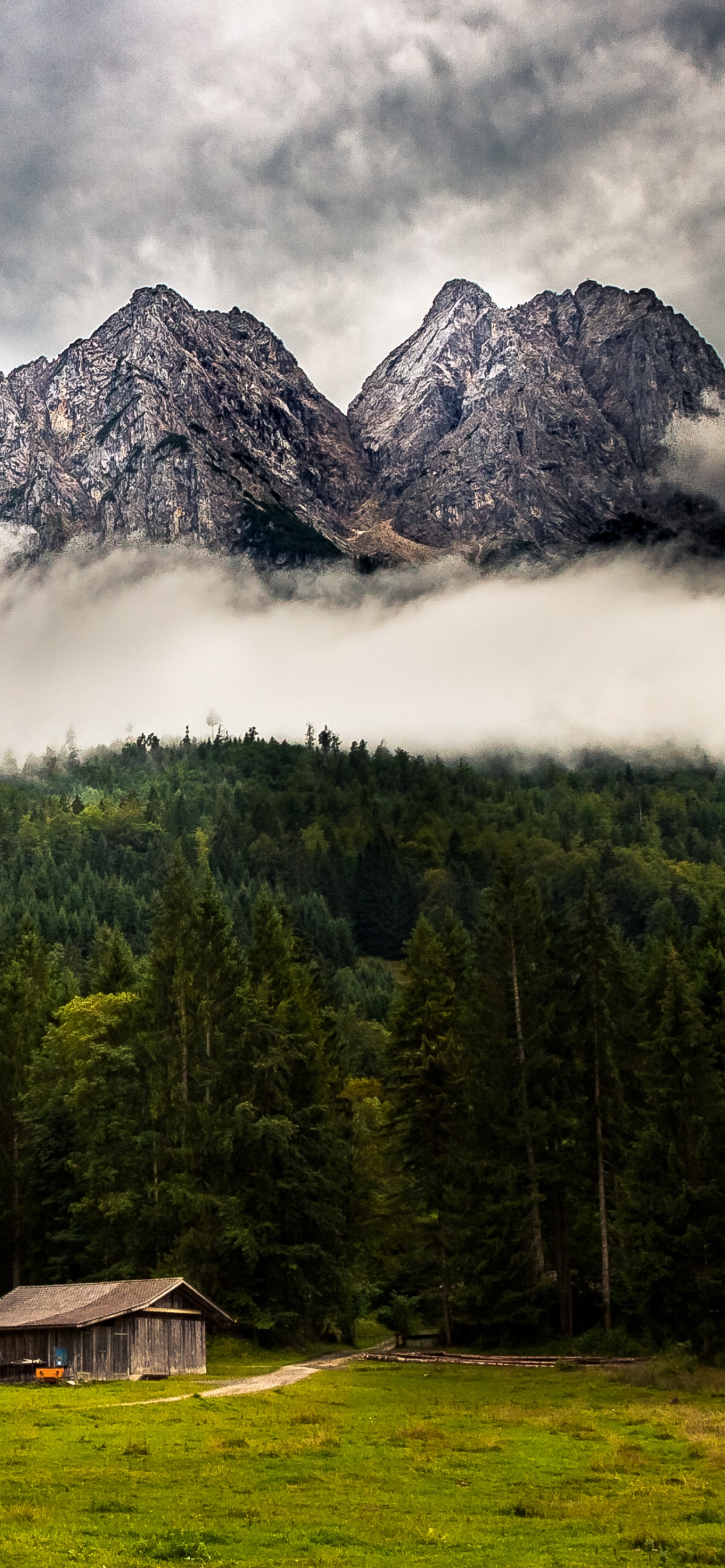 Braunes Holzhaus Auf Grüner Wiese in Der Nähe Grüner Bäume Und Berge Unter Weißen Wolken Während. Wallpaper in 1242x2688 Resolution