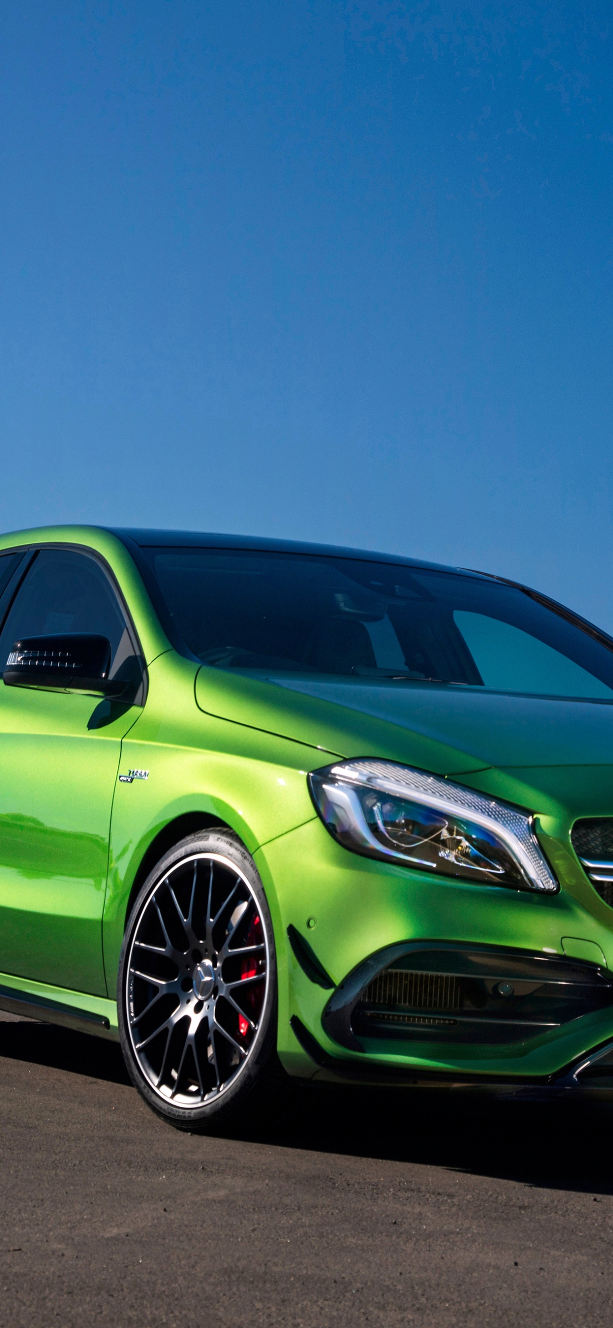 Mercedes Benz Coupé Vert Sur Route Goudronnée Noire. Wallpaper in 1242x2688 Resolution