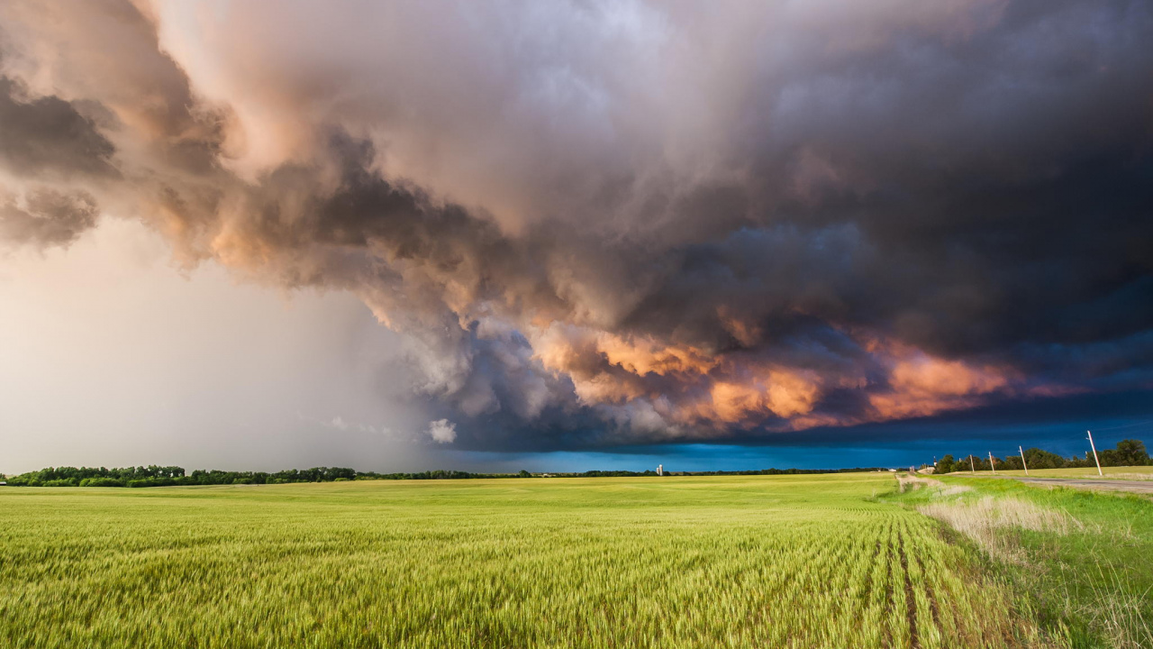 Tagsüber Grüne Wiese Unter Bewölktem Himmel. Wallpaper in 1280x720 Resolution