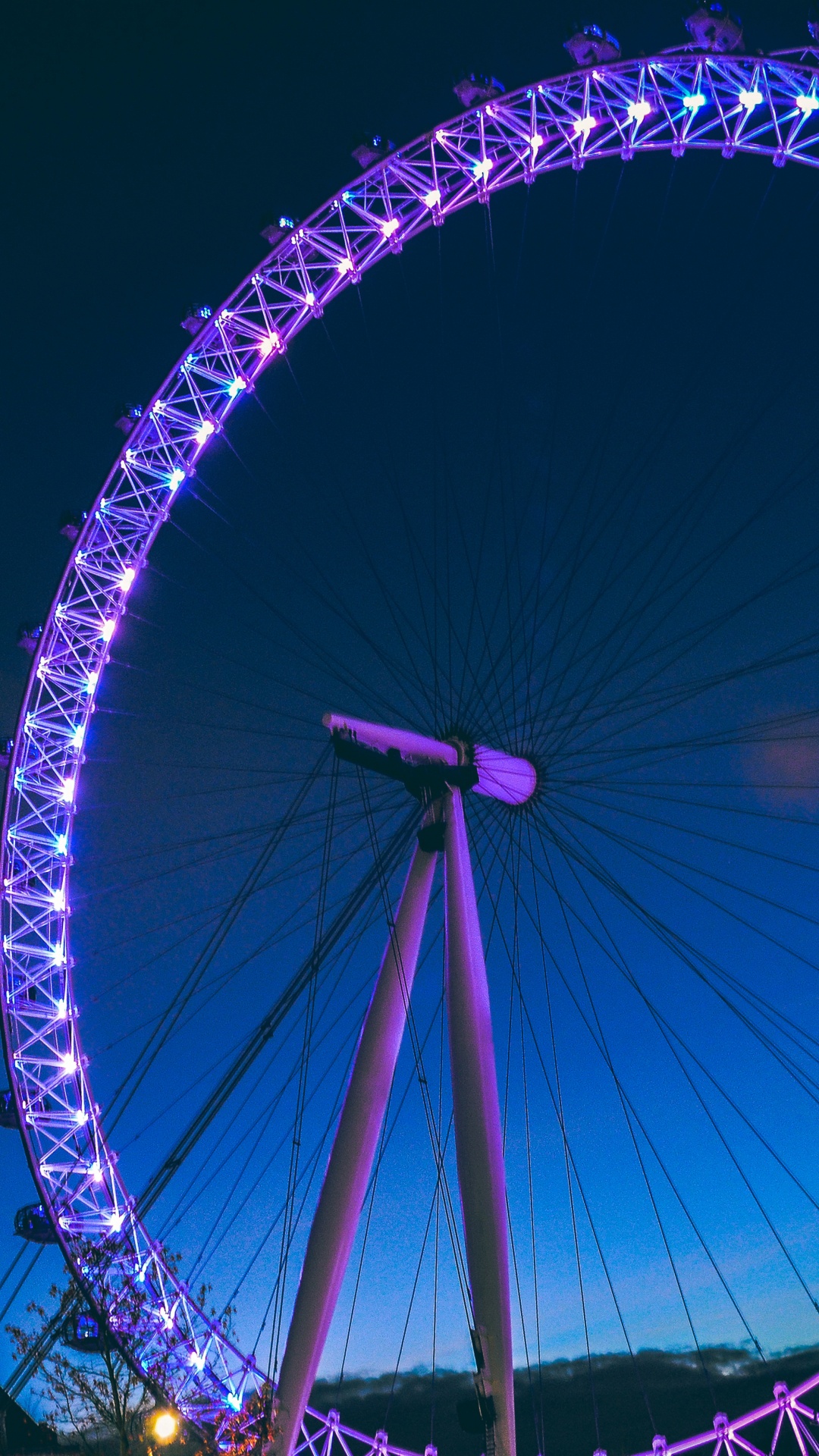 Grande Roue Avec Des Lumières Allumées Pendant la Nuit. Wallpaper in 1080x1920 Resolution