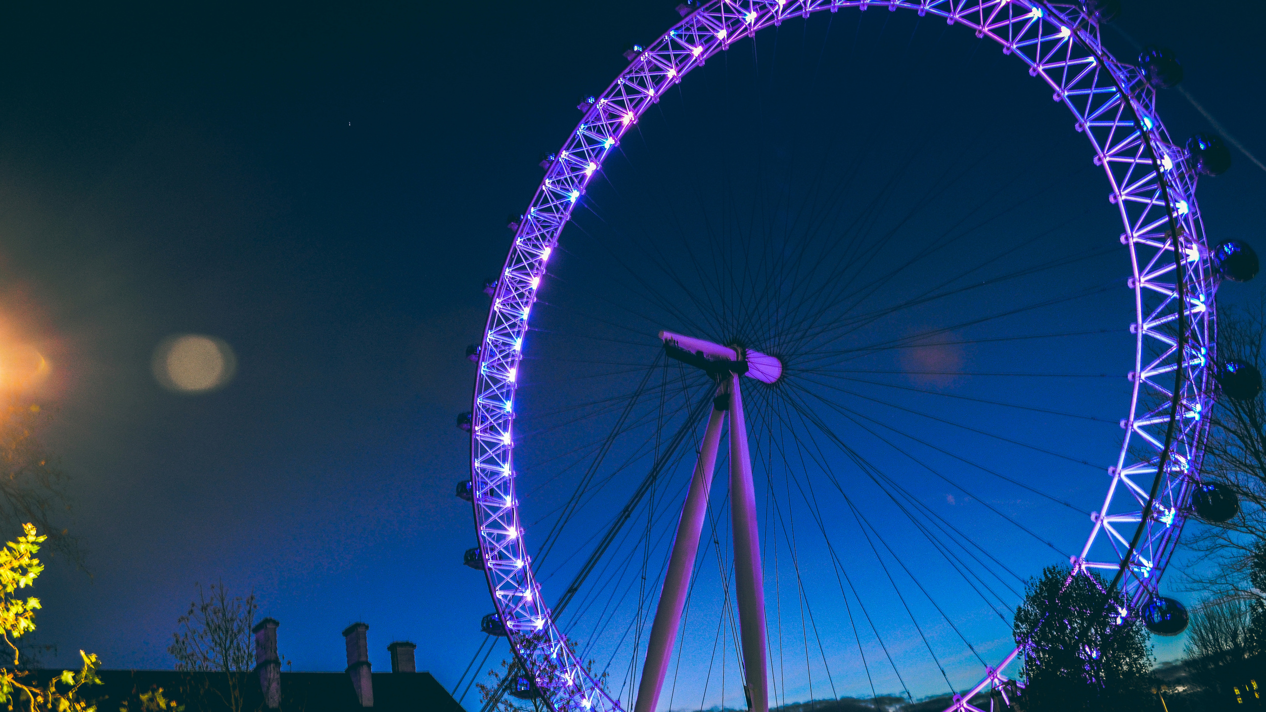 Ferris Wheel With Lights Turned on During Night Time. Wallpaper in 2560x1440 Resolution