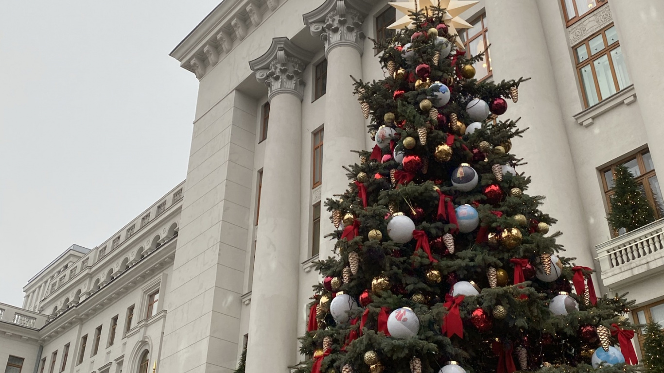Arbre de Noël, Le Jour De Noël, Décoration de Noël, Sapin, Architecture. Wallpaper in 1366x768 Resolution