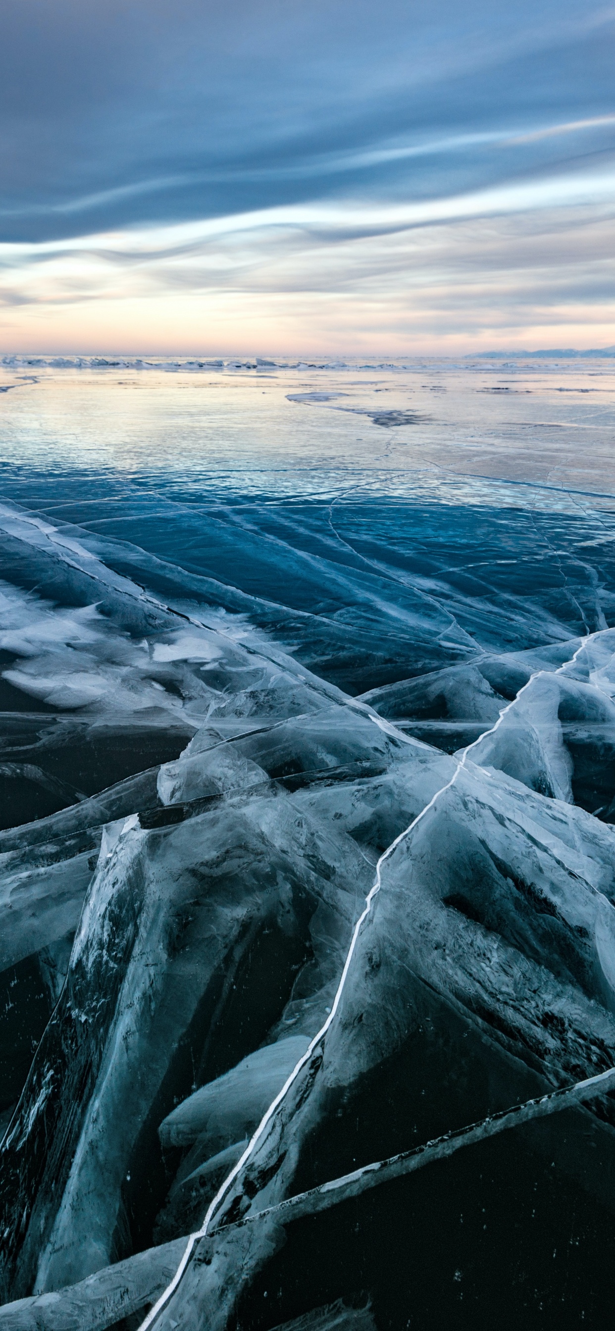 Hielo Negro Del Lago Baikal, el Lago Baikal, Ártico, Naturaleza, Lago. Wallpaper in 1242x2688 Resolution