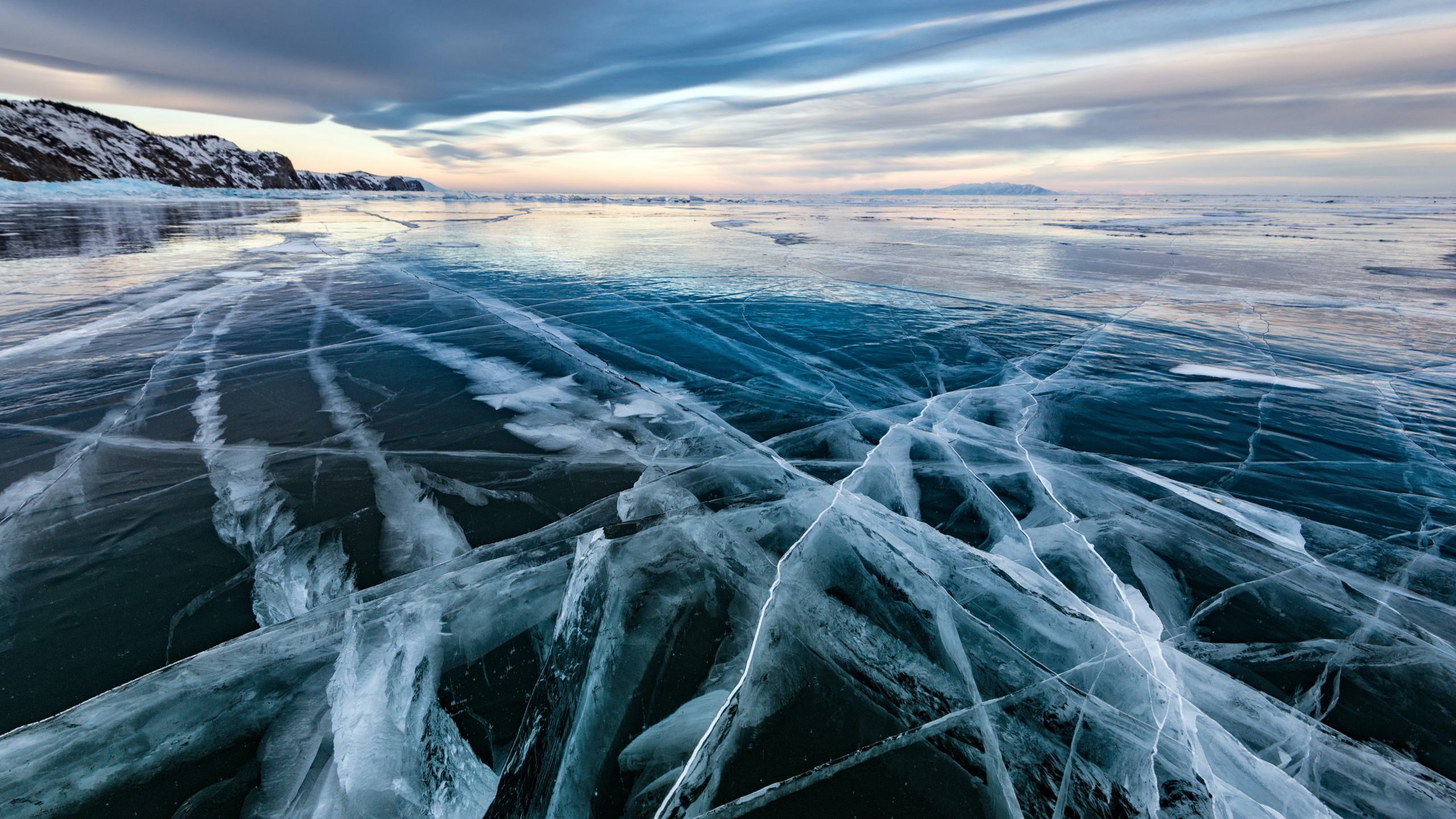 Hielo Negro Del Lago Baikal, el Lago Baikal, Ártico, Naturaleza, Lago. Wallpaper in 2560x1440 Resolution