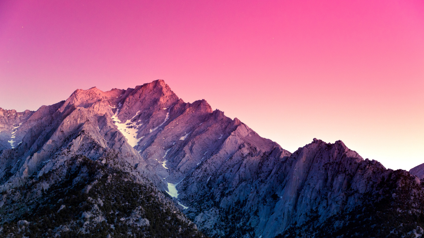 Brauner Und Grauer Felsiger Berg Unter Blauem Himmel Tagsüber. Wallpaper in 1366x768 Resolution