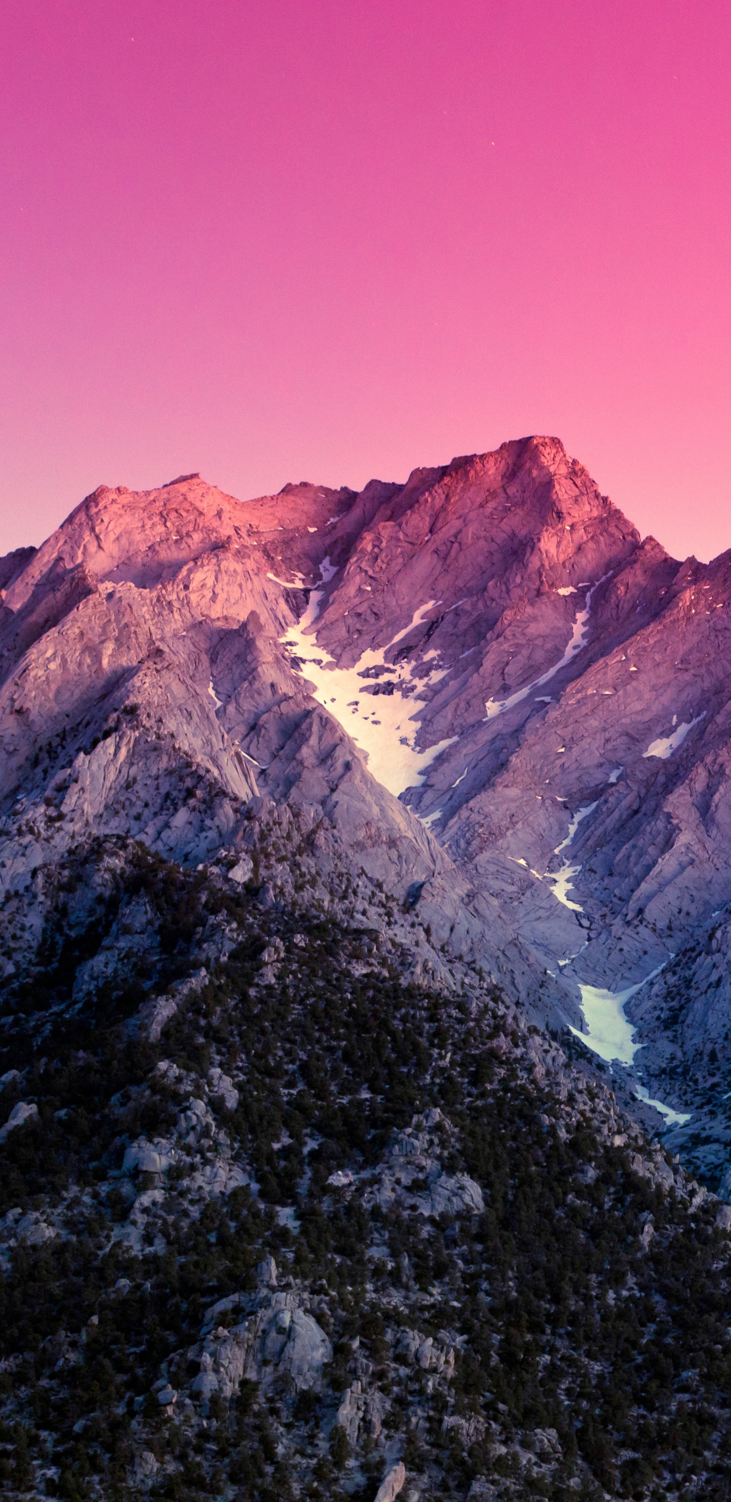 Montaña Rocosa Marrón y Gris Bajo un Cielo Azul Durante el Día. Wallpaper in 1440x2960 Resolution