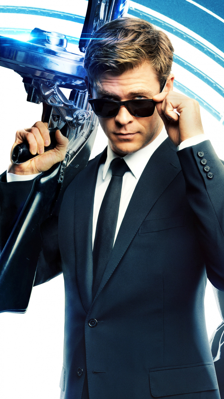 Hombre Con Chaqueta de Traje Negro Con Gafas de Sol Negras. Wallpaper in 750x1334 Resolution