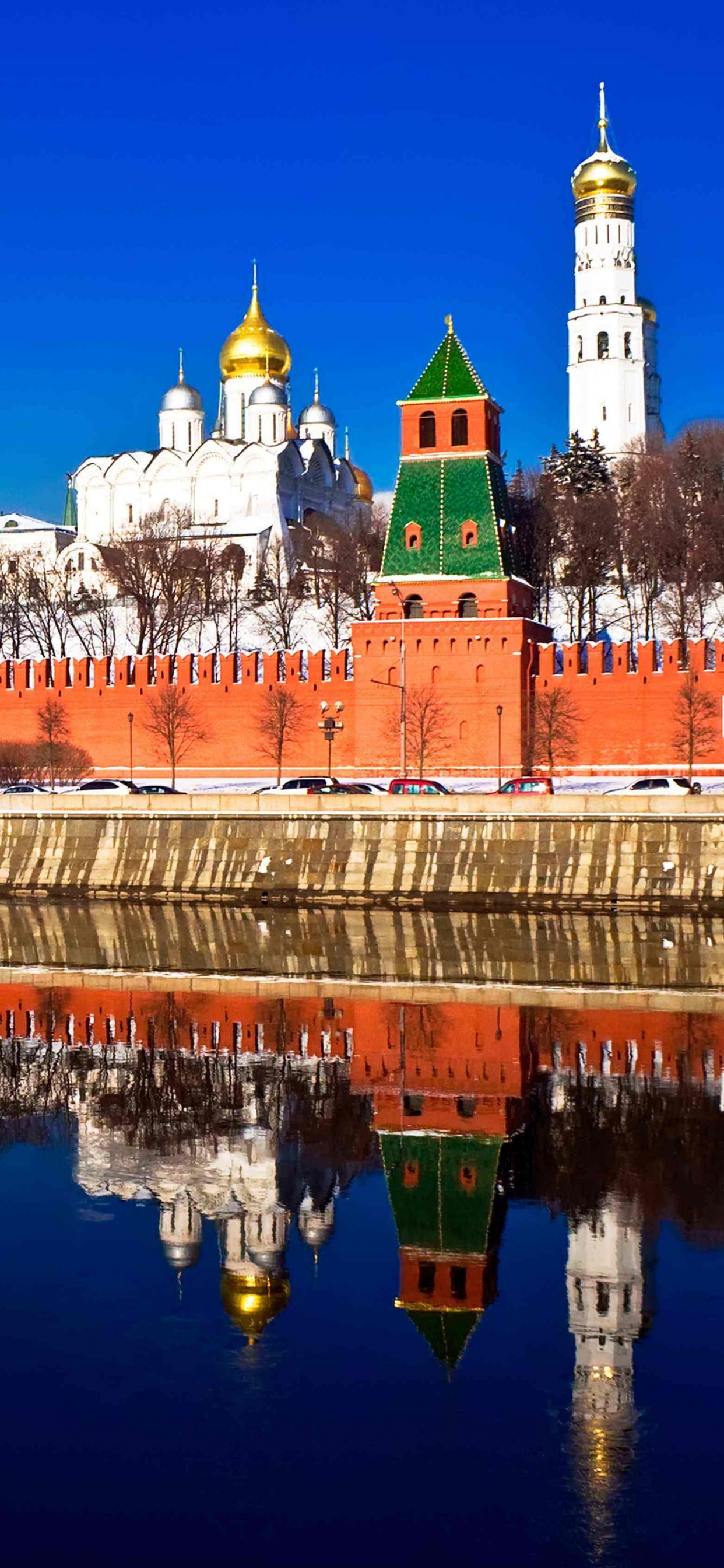 Bâtiment en Béton Marron et Blanc Près D'un Plan D'eau Pendant la Nuit. Wallpaper in 1242x2688 Resolution