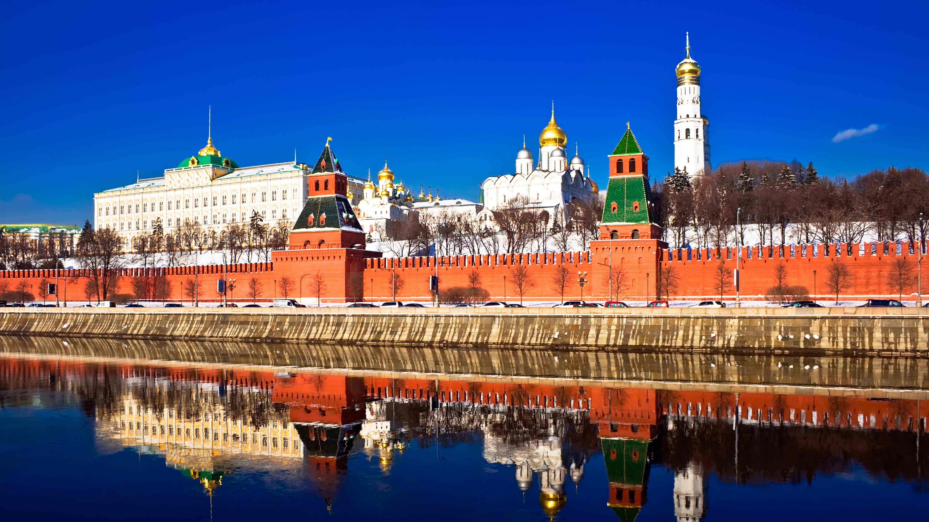 Braunes Und Weißes Betongebäude in Der Nähe Eines Gewässers Während Der Nacht. Wallpaper in 3840x2160 Resolution