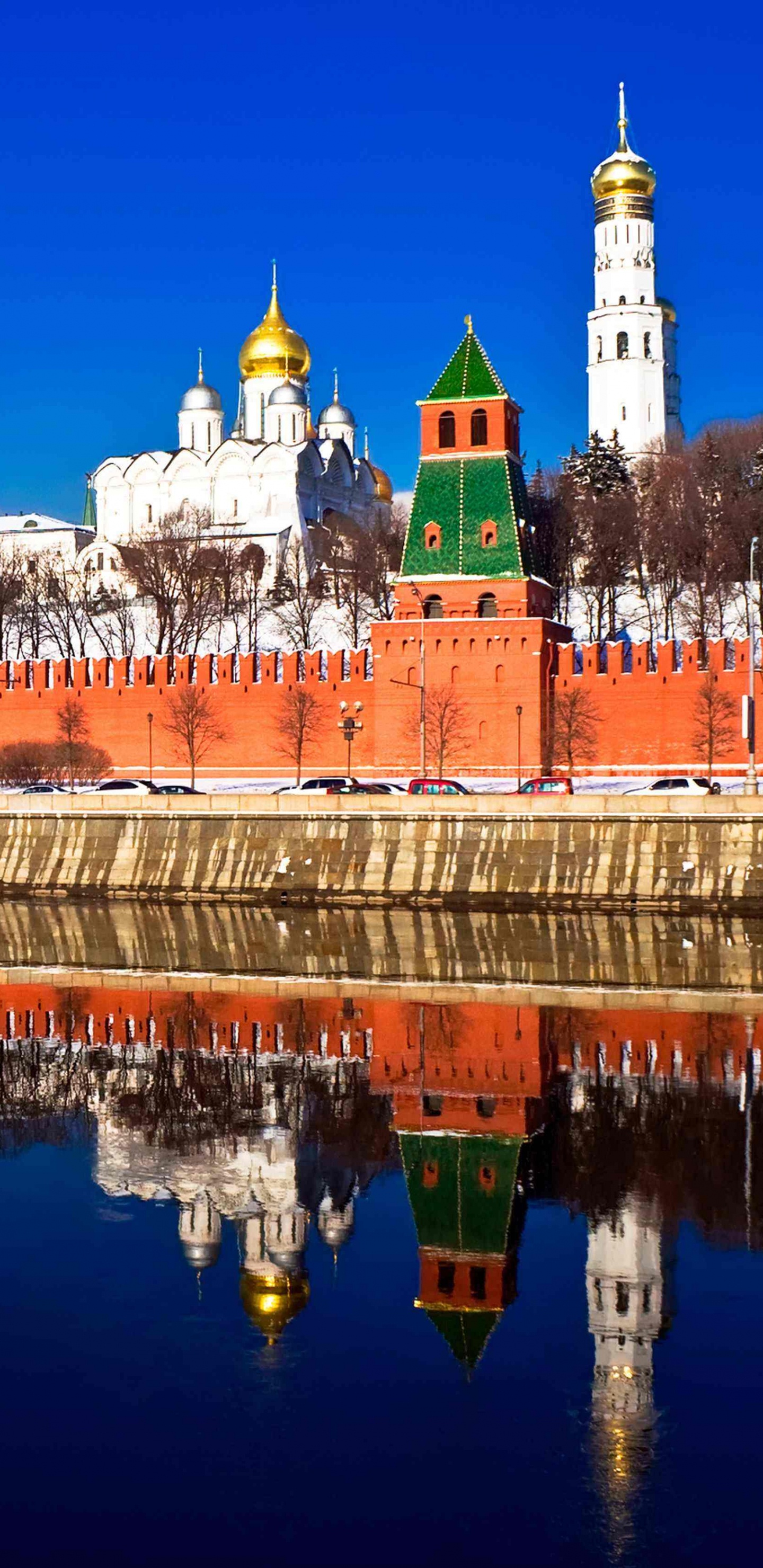 Edificio de Hormigón Marrón y Blanco Cerca Del Cuerpo de Agua Durante la Noche. Wallpaper in 1440x2960 Resolution