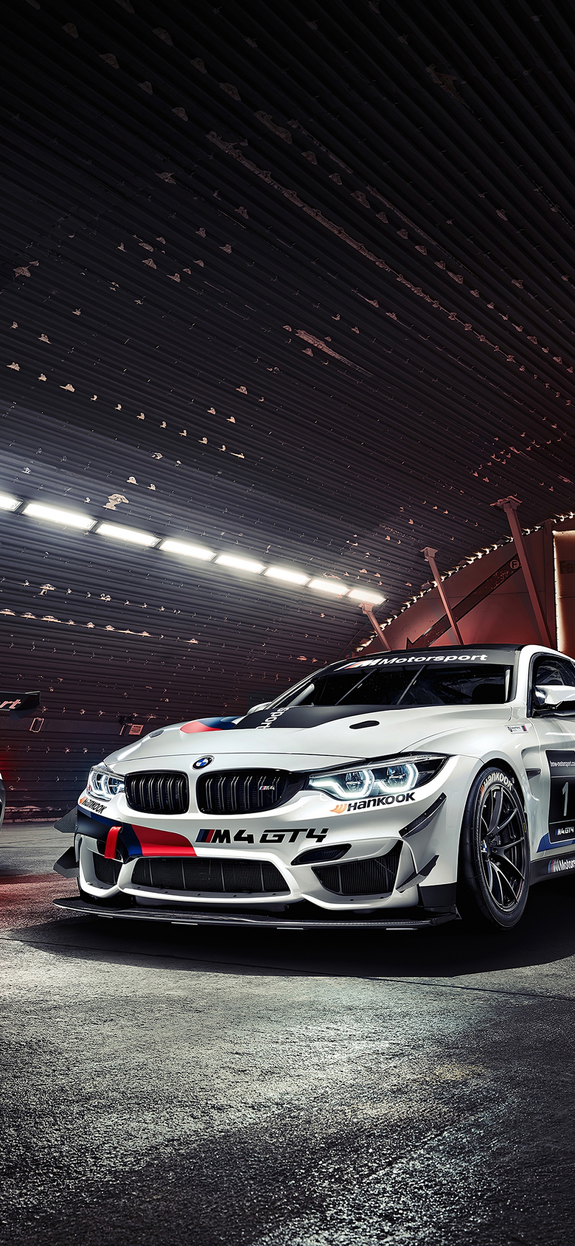 Weißes Bmw m 3 Coupe Auf Parkplatz Geparkt. Wallpaper in 1125x2436 Resolution