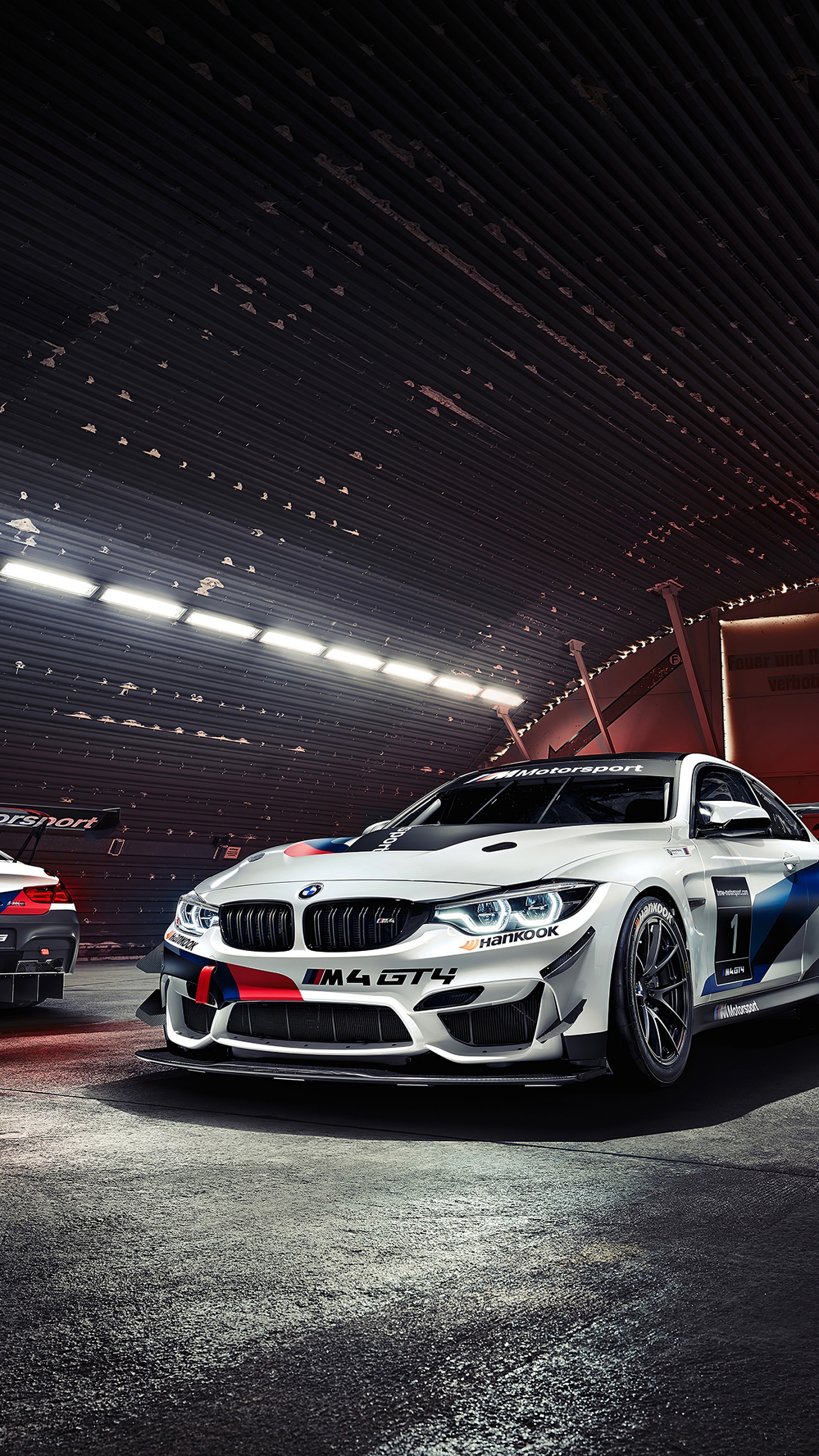 Weißes Bmw m 3 Coupe Auf Parkplatz Geparkt. Wallpaper in 1440x2560 Resolution