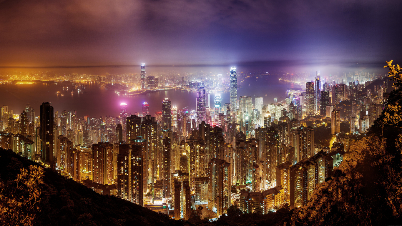 Les Lumières de la Ville Allumées Pendant la Nuit. Wallpaper in 1366x768 Resolution