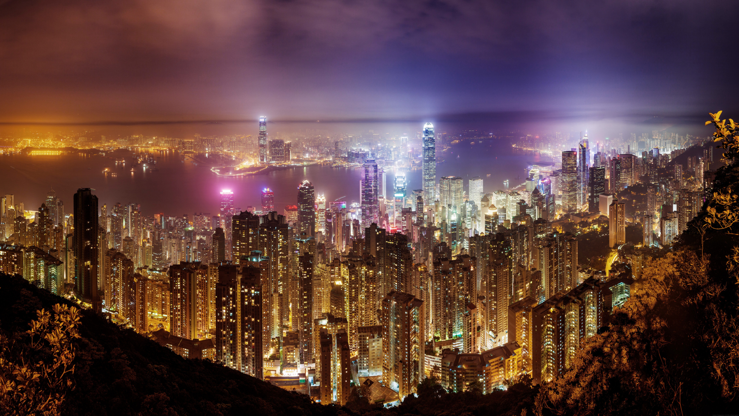 Les Lumières de la Ville Allumées Pendant la Nuit. Wallpaper in 2560x1440 Resolution