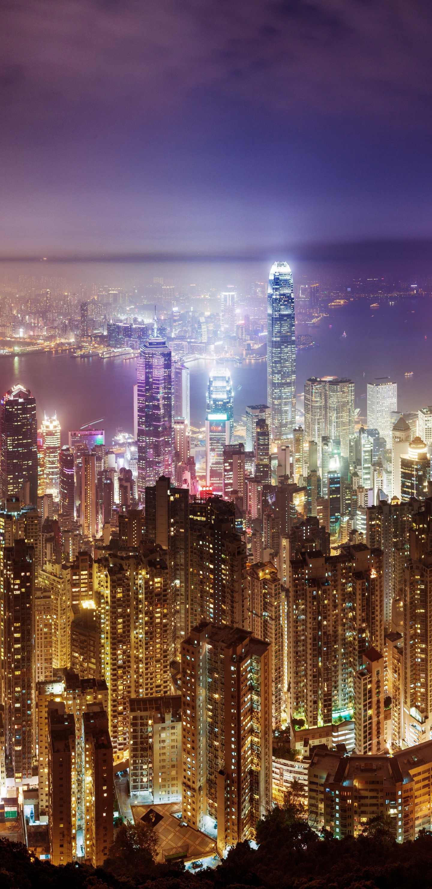 Stadtlichter Werden Nachts Eingeschaltet. Wallpaper in 1440x2960 Resolution