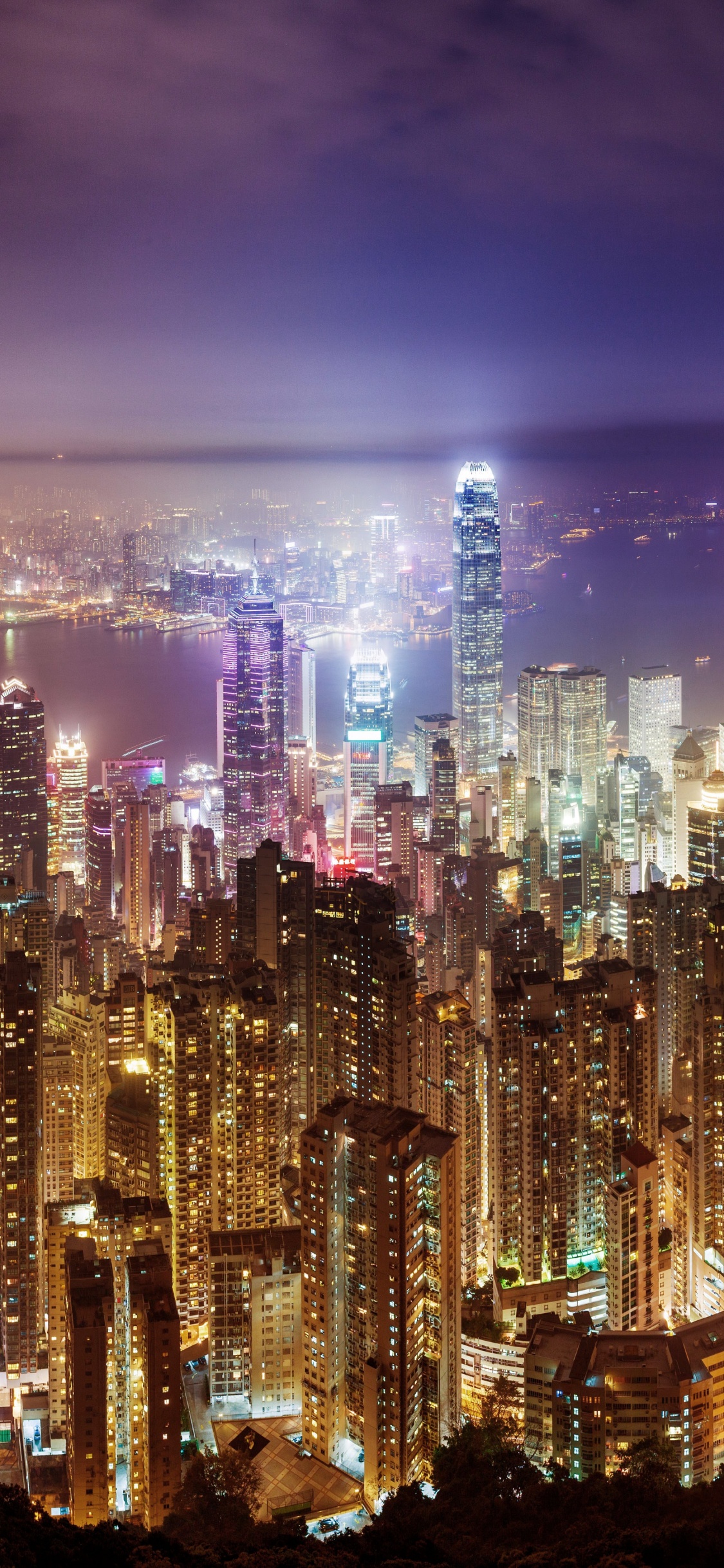 Luces de la Ciudad Encendidas Durante la Noche. Wallpaper in 1125x2436 Resolution