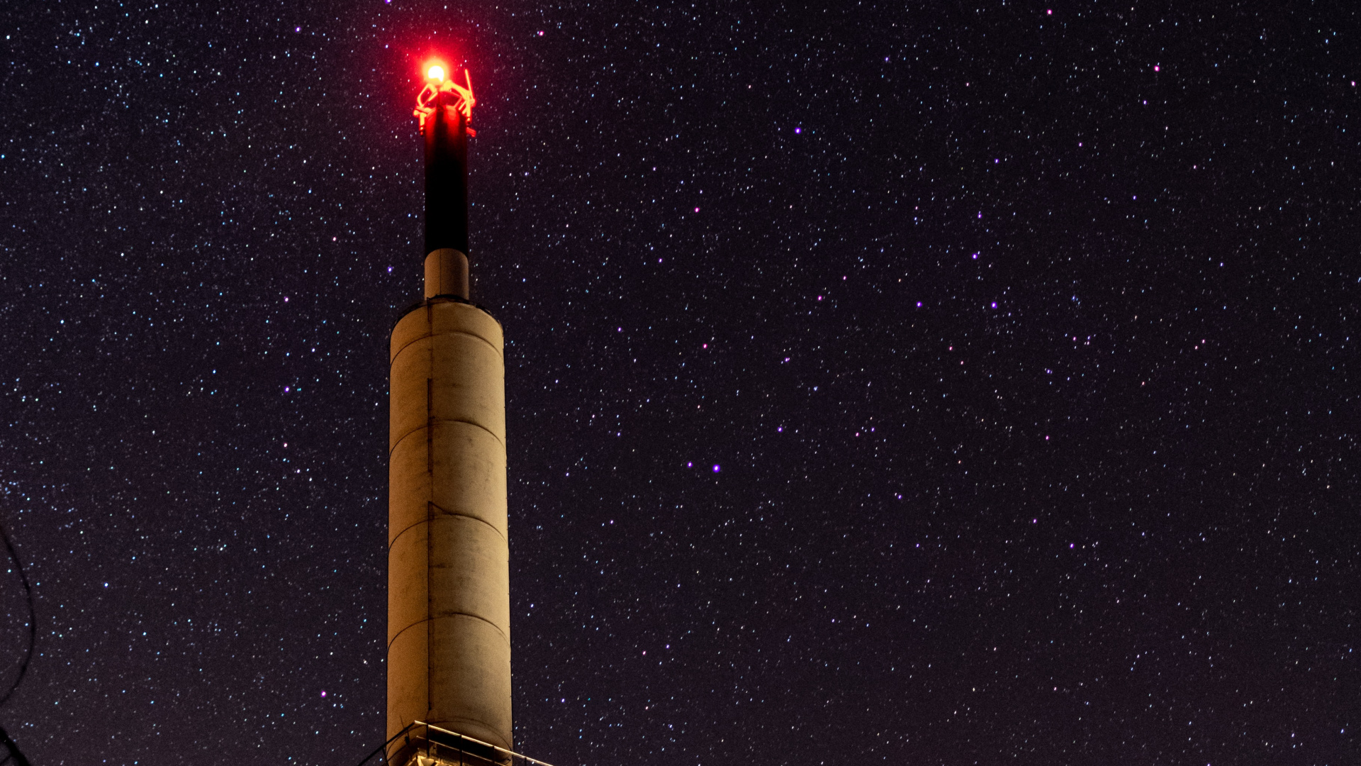 Torre Blanca y Marrón Bajo la Noche Estrellada. Wallpaper in 1920x1080 Resolution