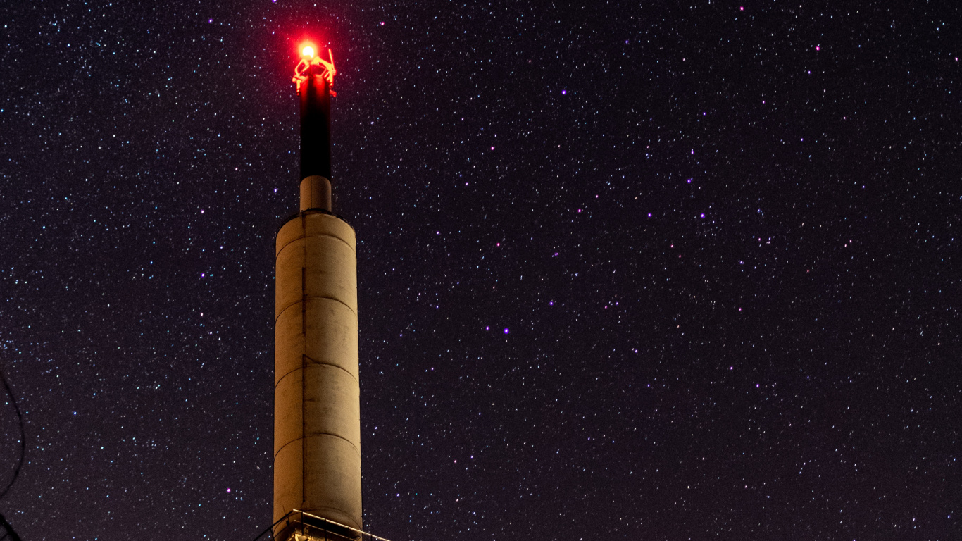 Weißer Und Brauner Turm Unter Sternennacht. Wallpaper in 1366x768 Resolution