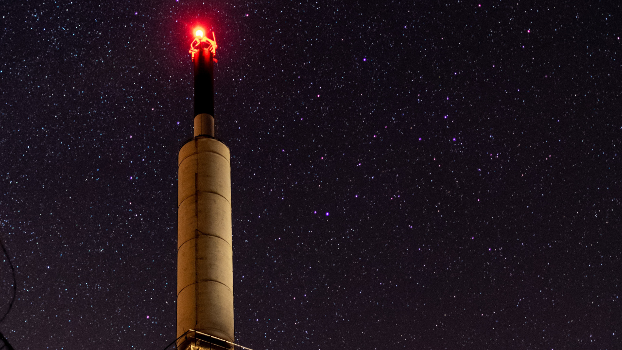 White and Brown Tower Under Starry Night. Wallpaper in 1280x720 Resolution