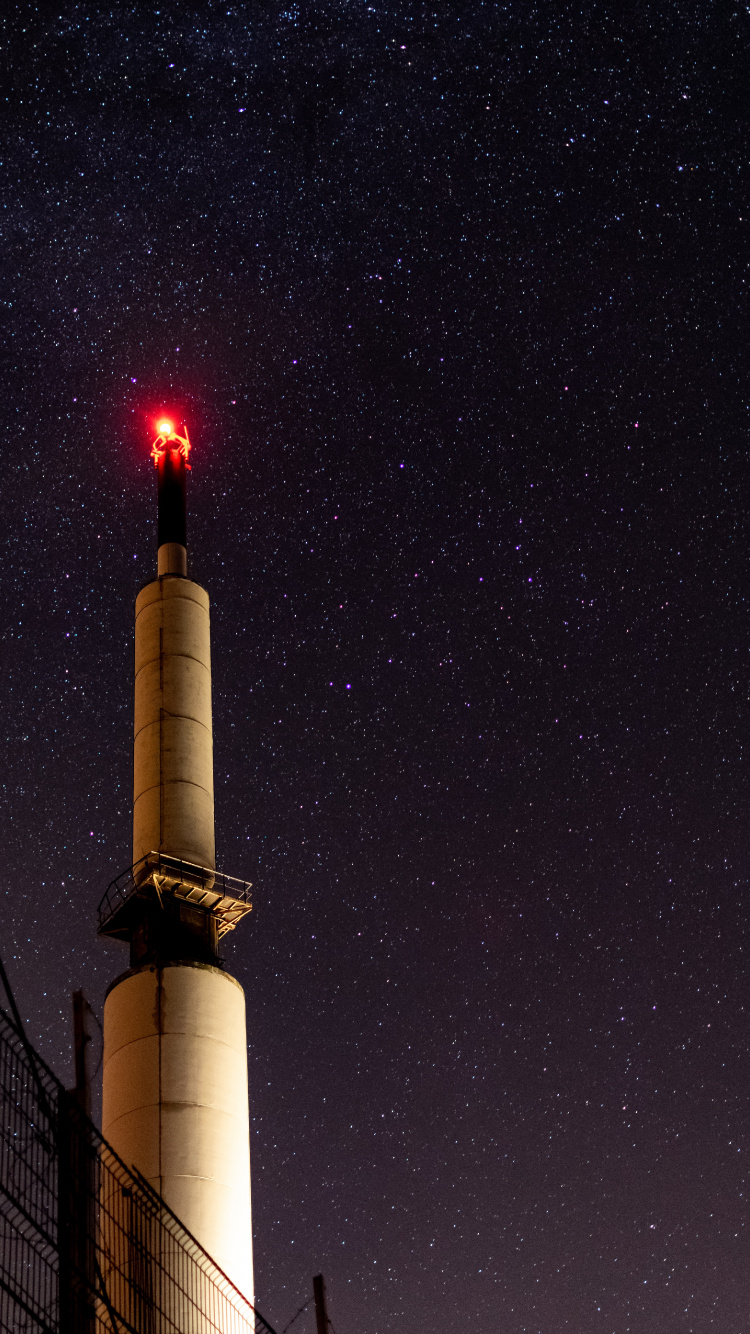 White and Brown Tower Under Starry Night. Wallpaper in 750x1334 Resolution