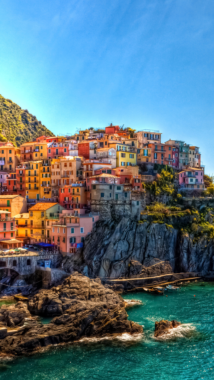 Häuser am Berg am Meer Tagsüber. Wallpaper in 750x1334 Resolution