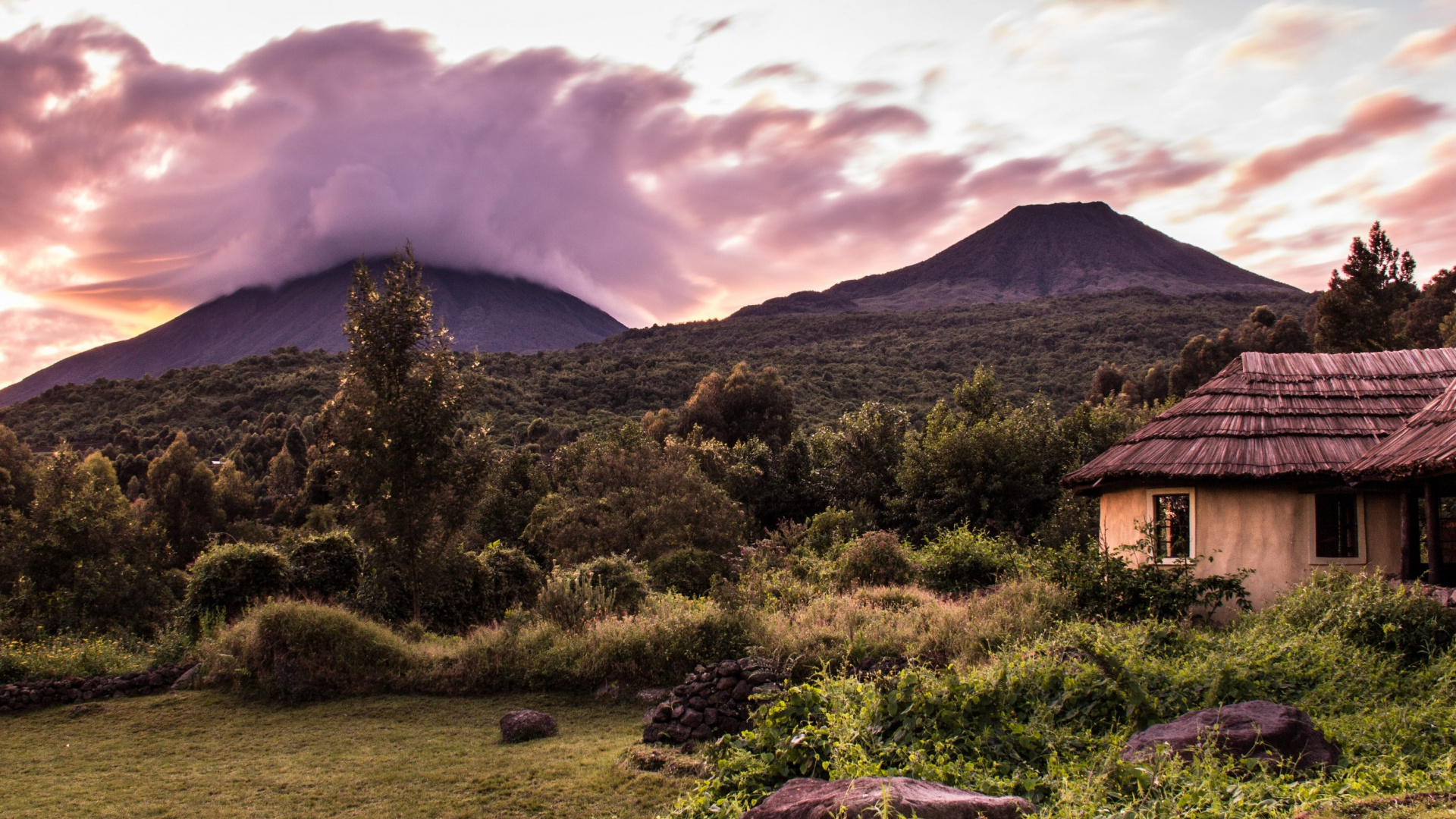 Maison en Bois Marron Sur Terrain D'herbe Verte Près de la Montagne Sous Des Nuages Blancs Pendant la Journée. Wallpaper in 1920x1080 Resolution