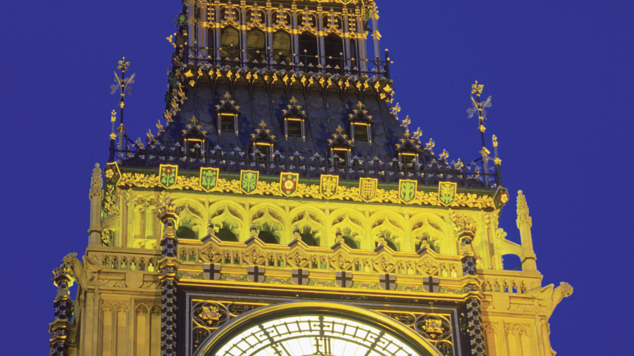 Flachwinkelansicht Des Gelben Betongebäudes. Wallpaper in 1280x720 Resolution