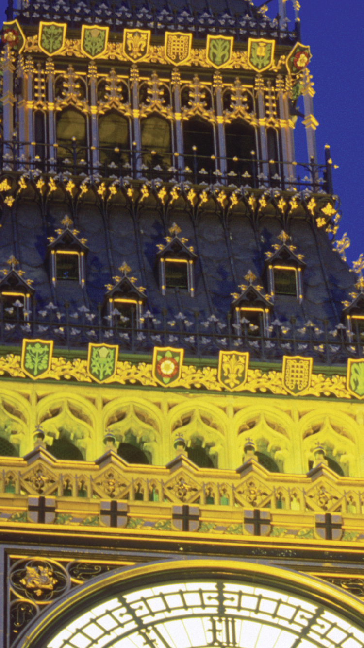 Low Angle View of Bâtiment en Béton Jaune. Wallpaper in 750x1334 Resolution