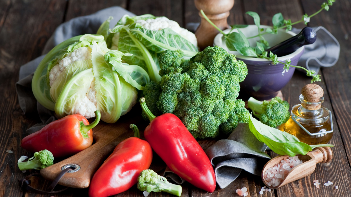 Red Bell Pepper Beside Green Vegetable. Wallpaper in 1366x768 Resolution