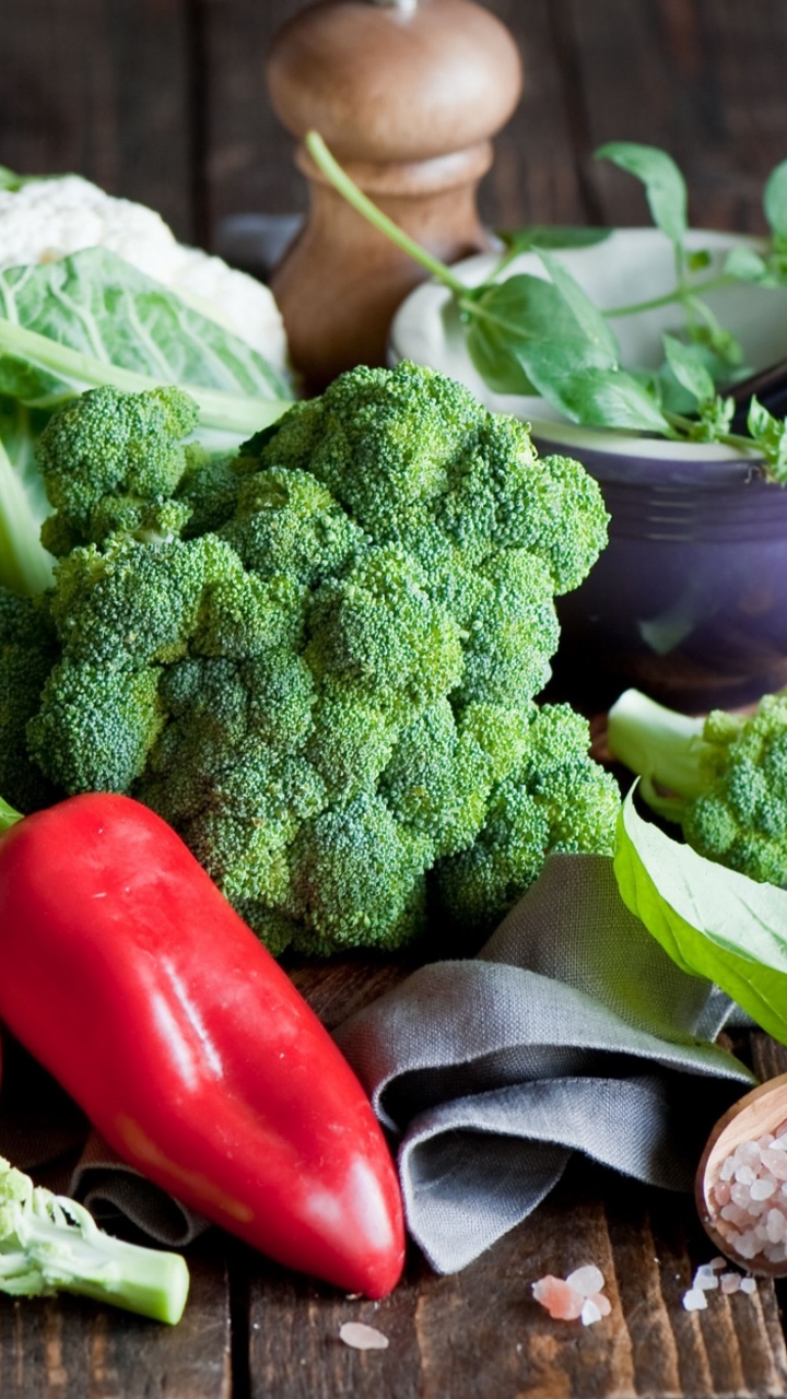 Red Bell Pepper Beside Green Vegetable. Wallpaper in 720x1280 Resolution