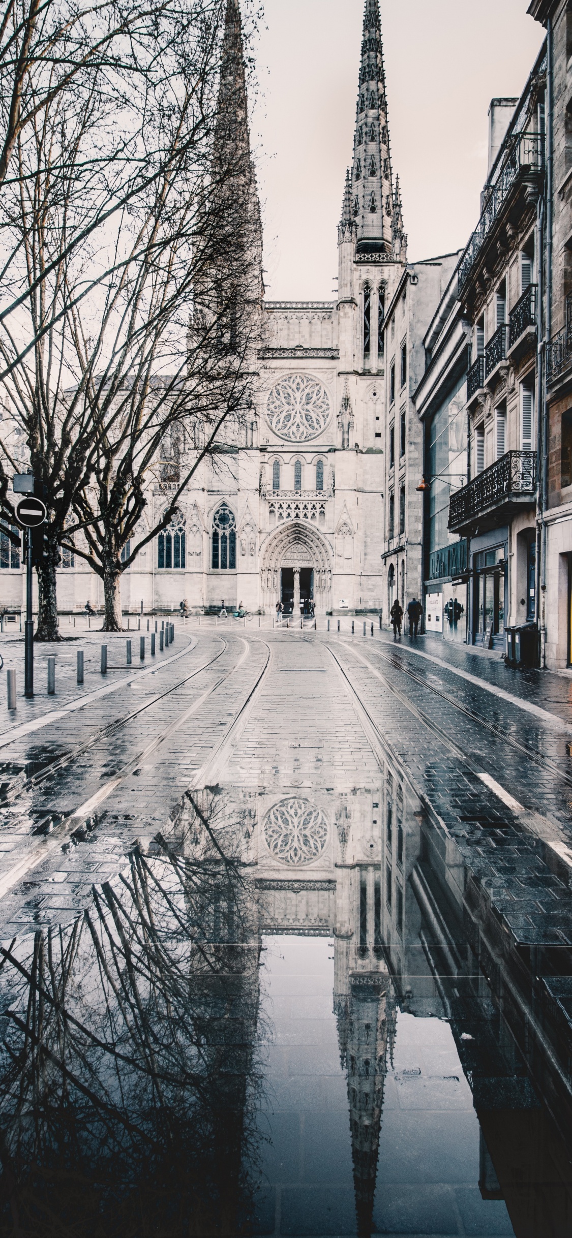 La Gente Caminando en la Acera Cerca Del Edificio de Hormigón Marrón Durante el Día. Wallpaper in 1125x2436 Resolution