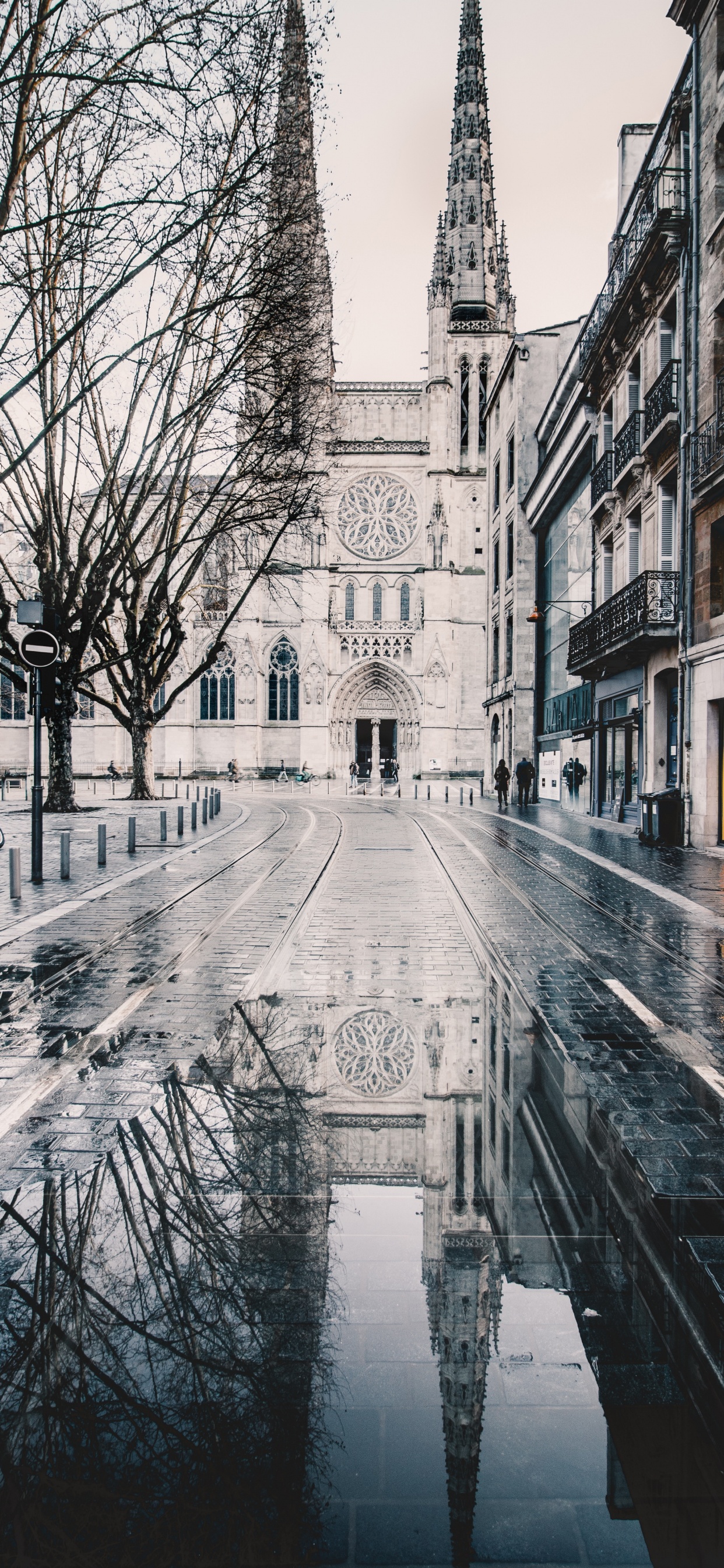 Personnes Marchant Sur le Trottoir Près D'un Bâtiment en Béton Brun Pendant la Journée. Wallpaper in 1242x2688 Resolution