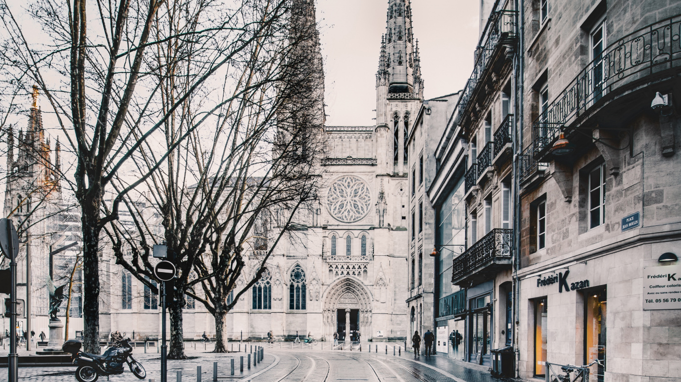 Personnes Marchant Sur le Trottoir Près D'un Bâtiment en Béton Brun Pendant la Journée. Wallpaper in 1366x768 Resolution