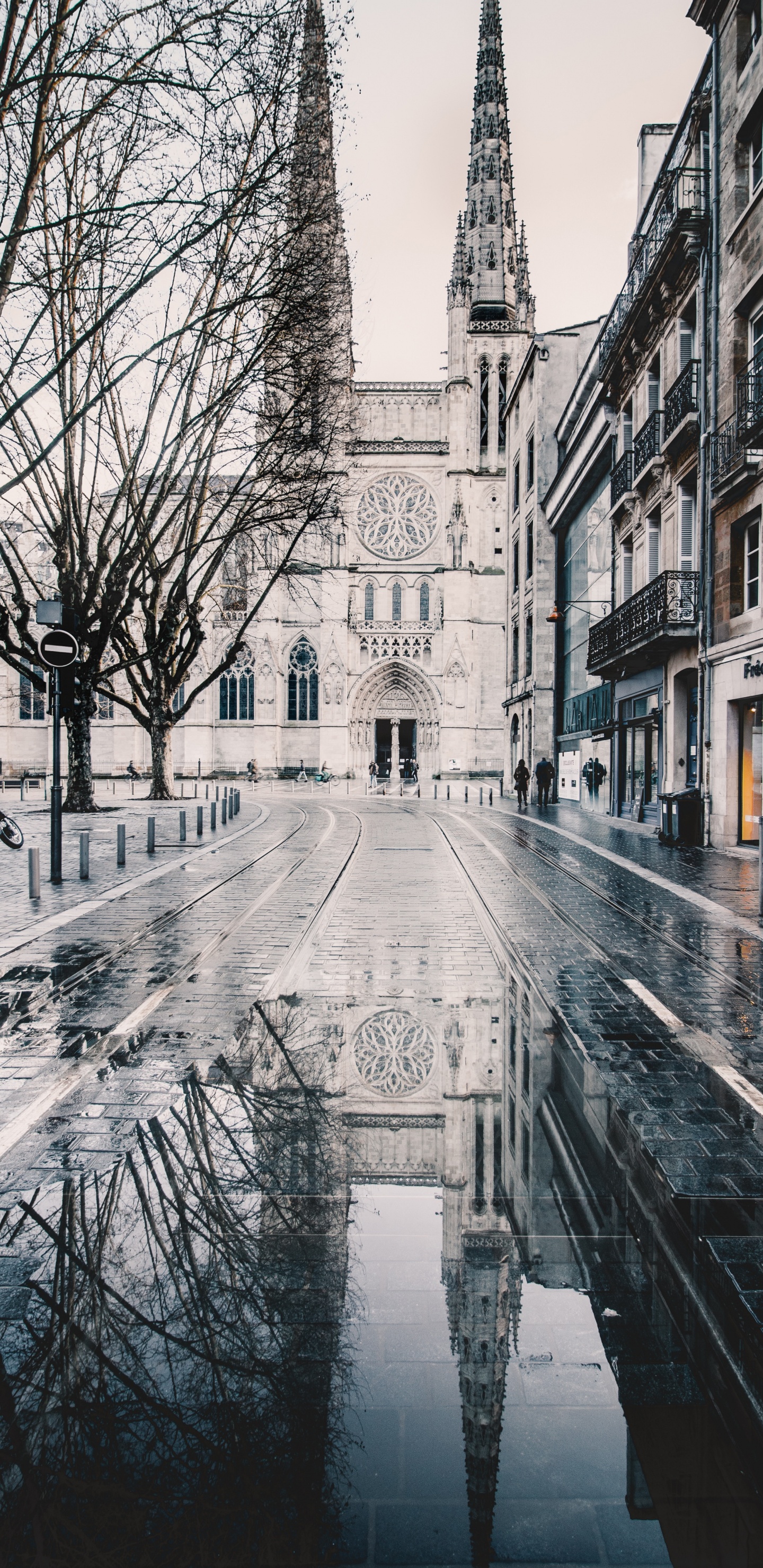 Personnes Marchant Sur le Trottoir Près D'un Bâtiment en Béton Brun Pendant la Journée. Wallpaper in 1440x2960 Resolution