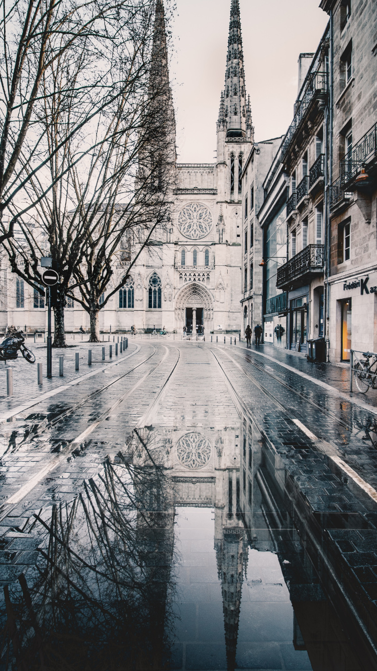 Personnes Marchant Sur le Trottoir Près D'un Bâtiment en Béton Brun Pendant la Journée. Wallpaper in 750x1334 Resolution