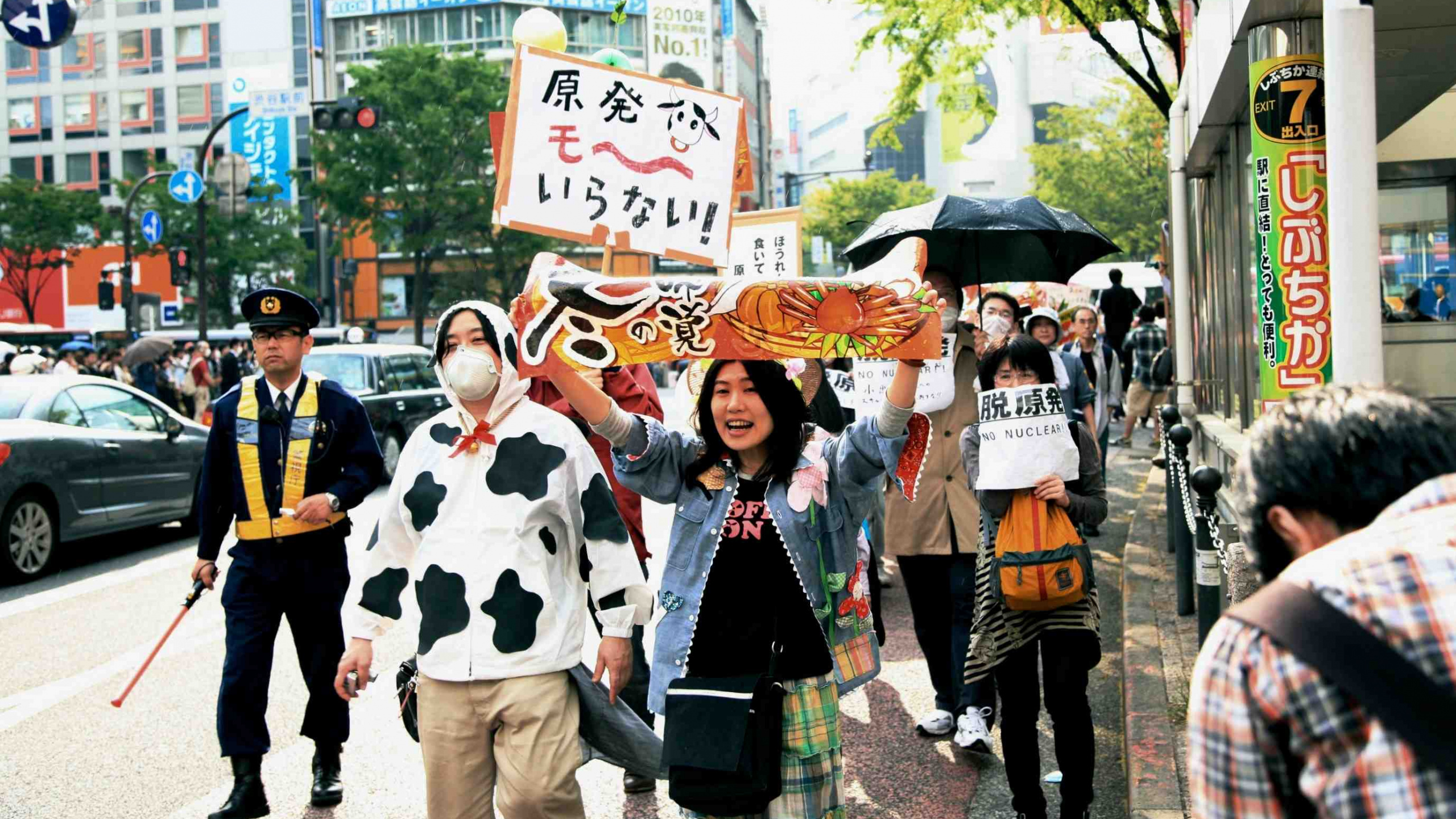 People Standing on Street During Daytime. Wallpaper in 2560x1440 Resolution