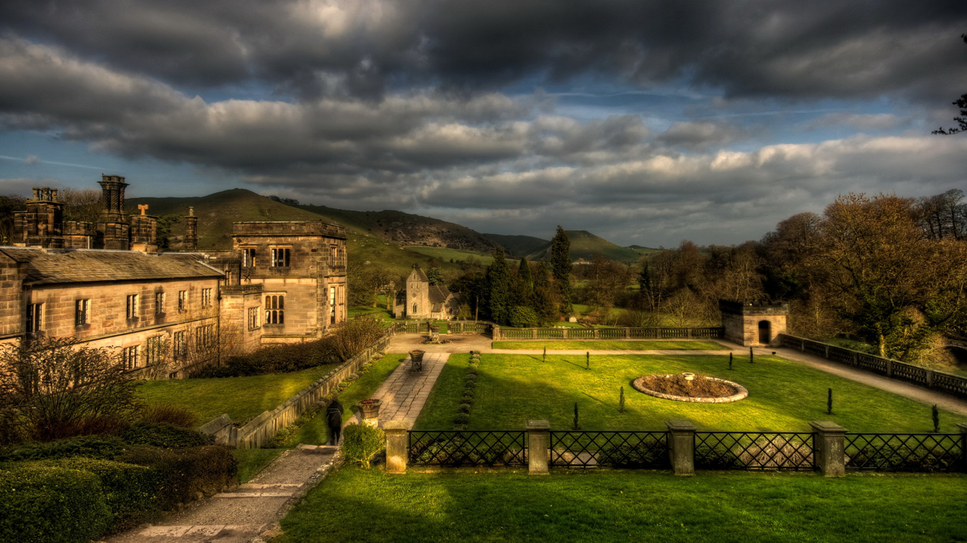 Edificio de Hormigón Marrón Cerca Del Campo de Hierba Verde Bajo un Cielo Nublado Durante el Día. Wallpaper in 1366x768 Resolution