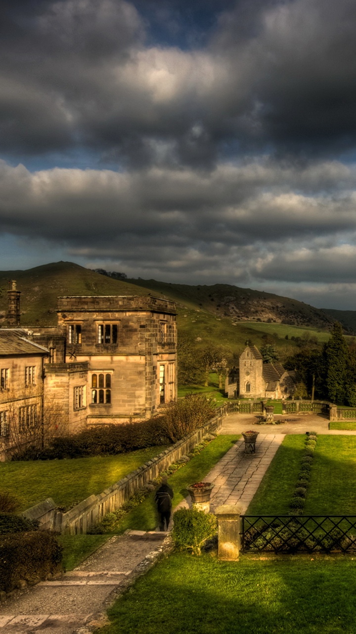 Edificio de Hormigón Marrón Cerca Del Campo de Hierba Verde Bajo un Cielo Nublado Durante el Día. Wallpaper in 720x1280 Resolution
