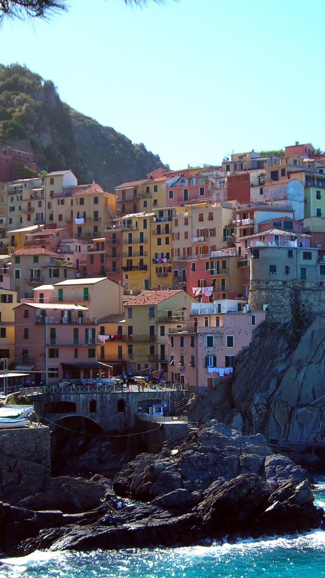 Maisons Sur la Montagne au Bord de la Mer Pendant la Journée. Wallpaper in 1080x1920 Resolution