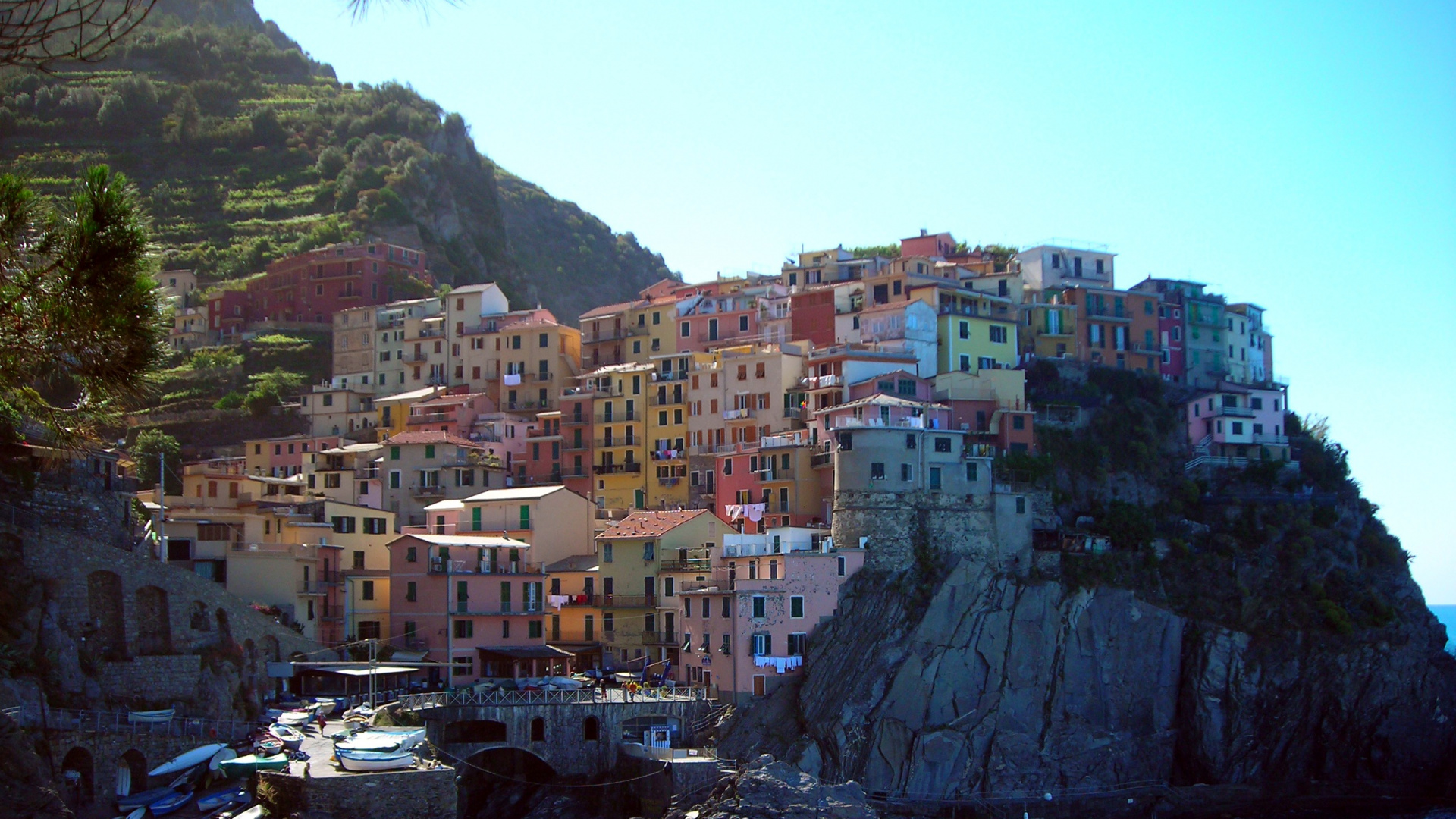 Maisons Sur la Montagne au Bord de la Mer Pendant la Journée. Wallpaper in 1920x1080 Resolution