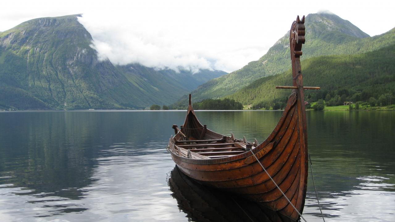 Brown Wooden Boat on Body of Water During Daytime. Wallpaper in 1280x720 Resolution