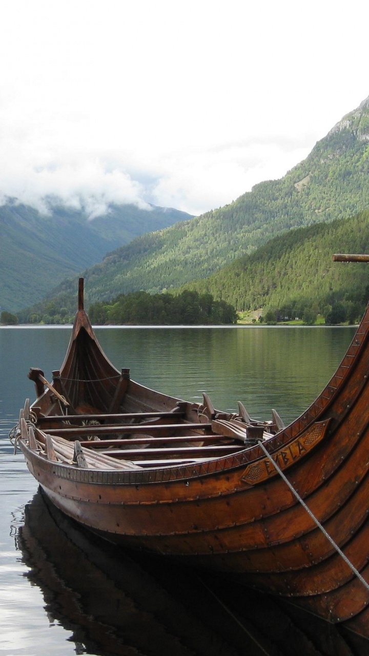 Brown Wooden Boat on Body of Water During Daytime. Wallpaper in 720x1280 Resolution
