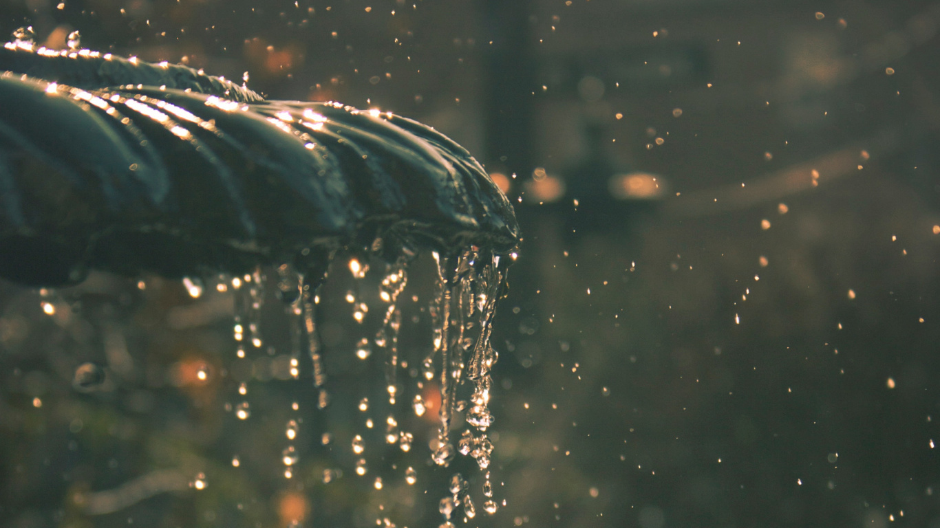 Water Splash on Gray Rock. Wallpaper in 1366x768 Resolution