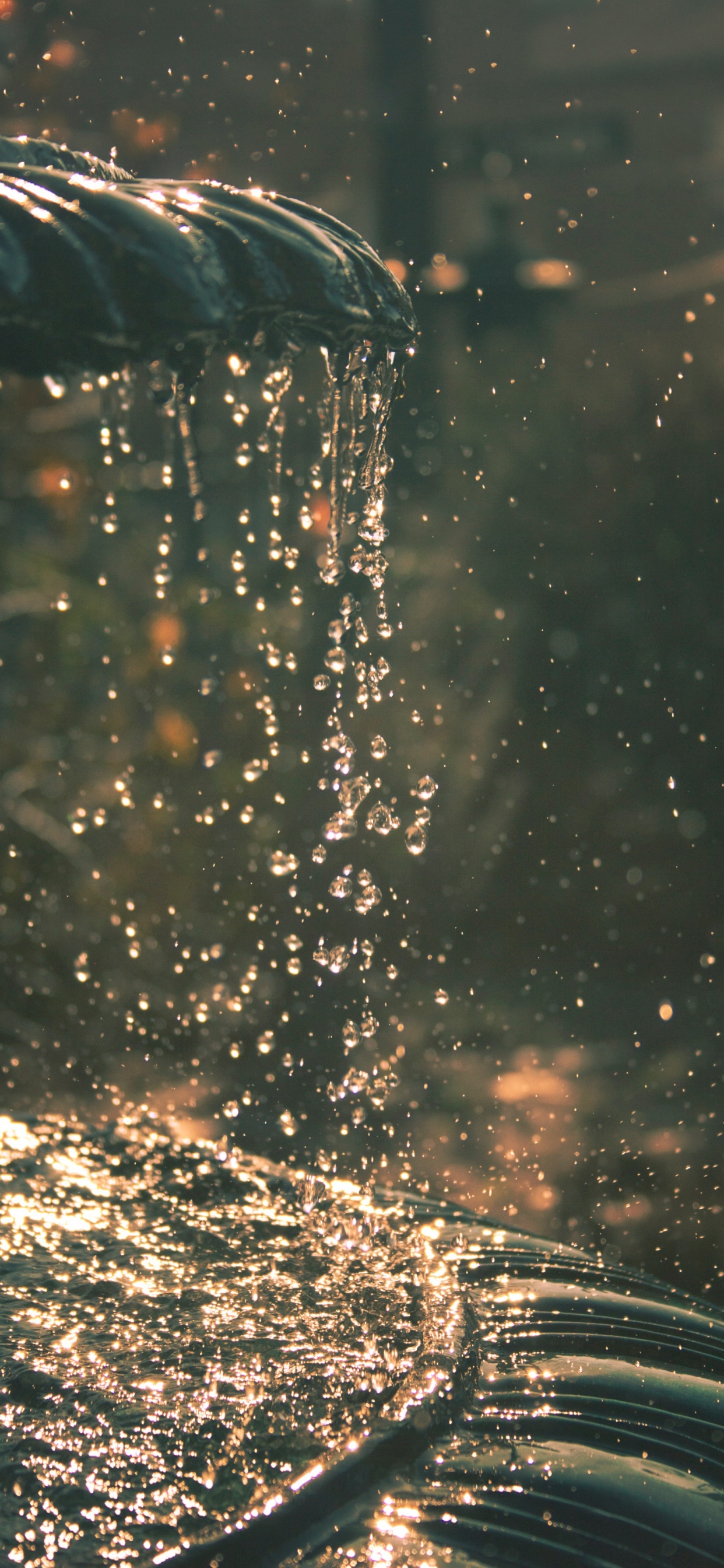 Éclaboussures D'eau Sur la Roche Grise. Wallpaper in 1242x2688 Resolution