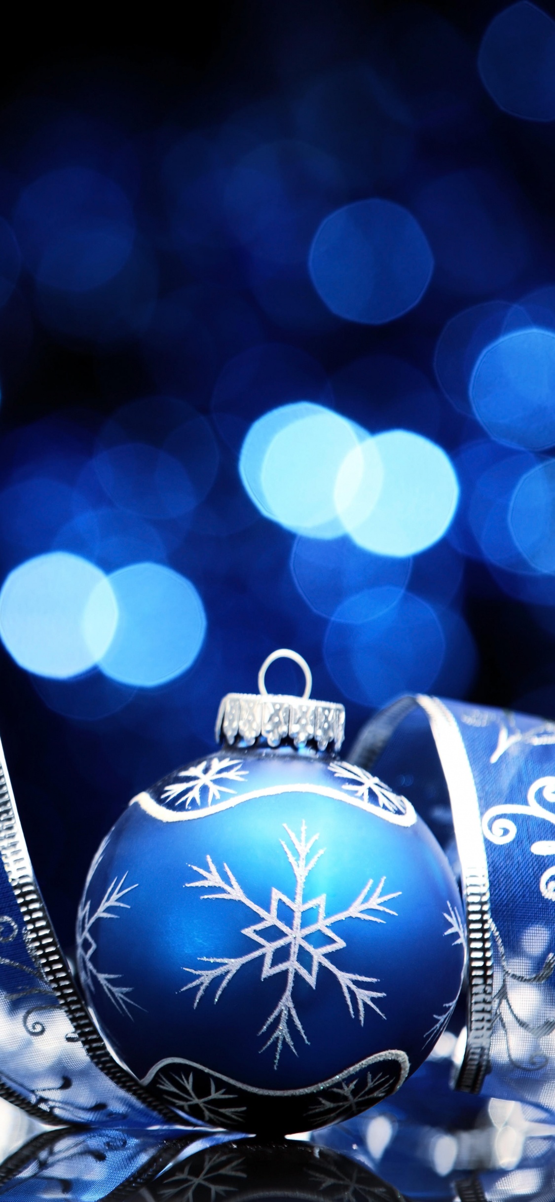 Weihnachten, Christmas Ornament, Weihnachtsdekoration, Blau, Veranstaltung. Wallpaper in 1125x2436 Resolution