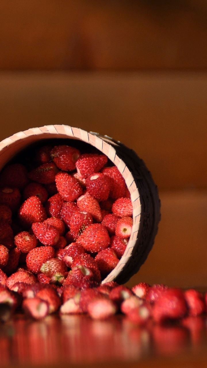 Red Raspberry in White Ceramic Bowl. Wallpaper in 720x1280 Resolution