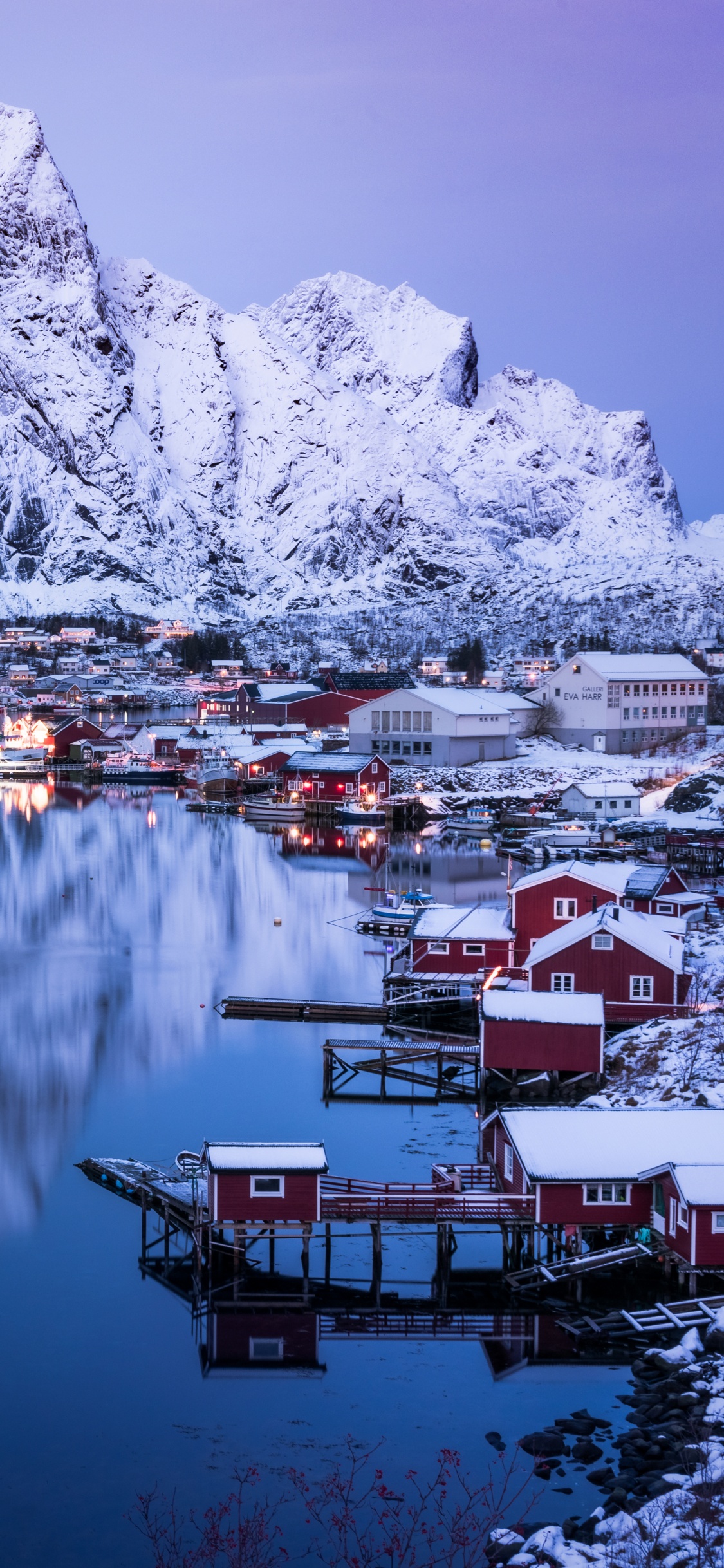 Gewässer in Der Nähe Des Berges Tagsüber. Wallpaper in 1125x2436 Resolution